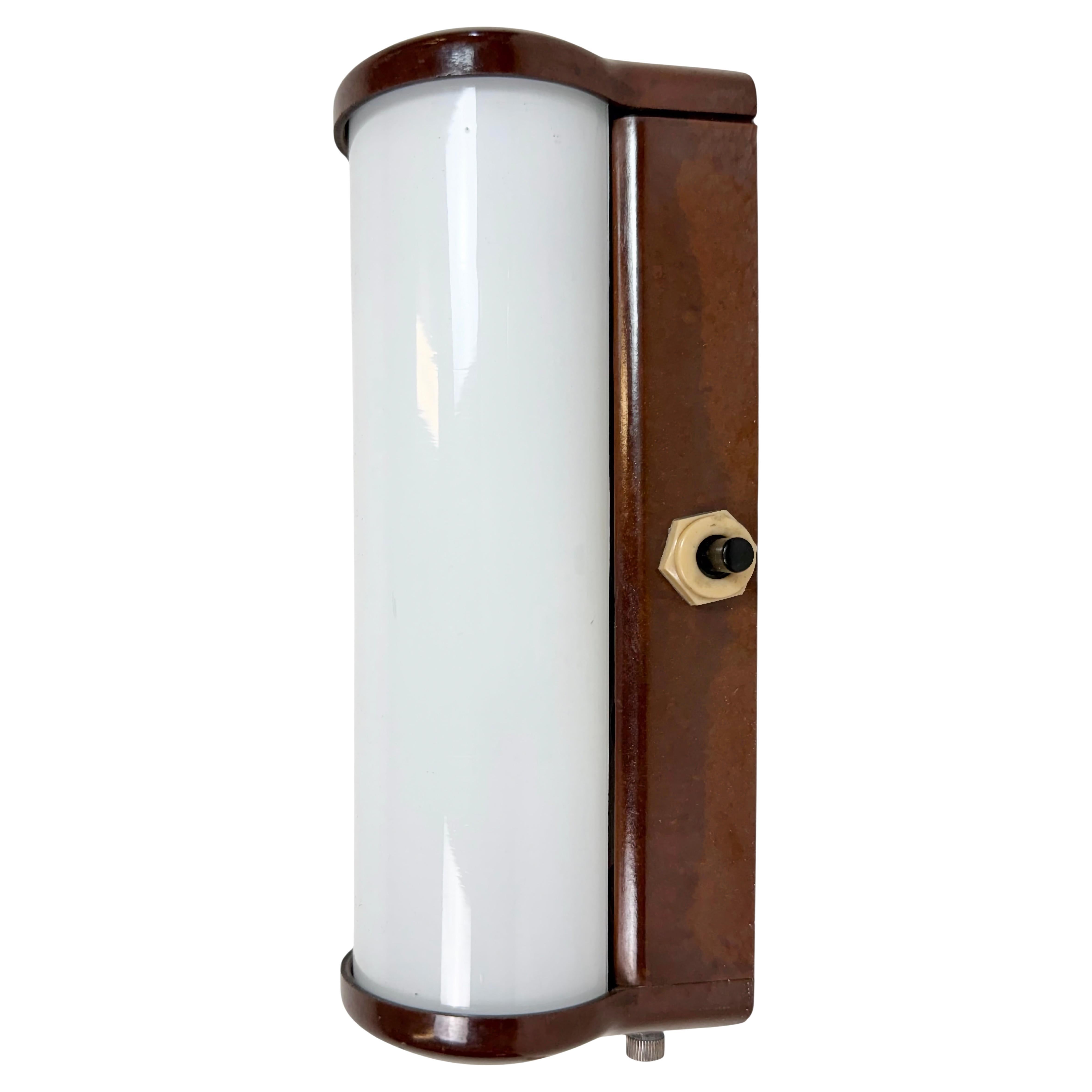 Aplique industrial de baquelita marrón con cristal de leche, años 1950