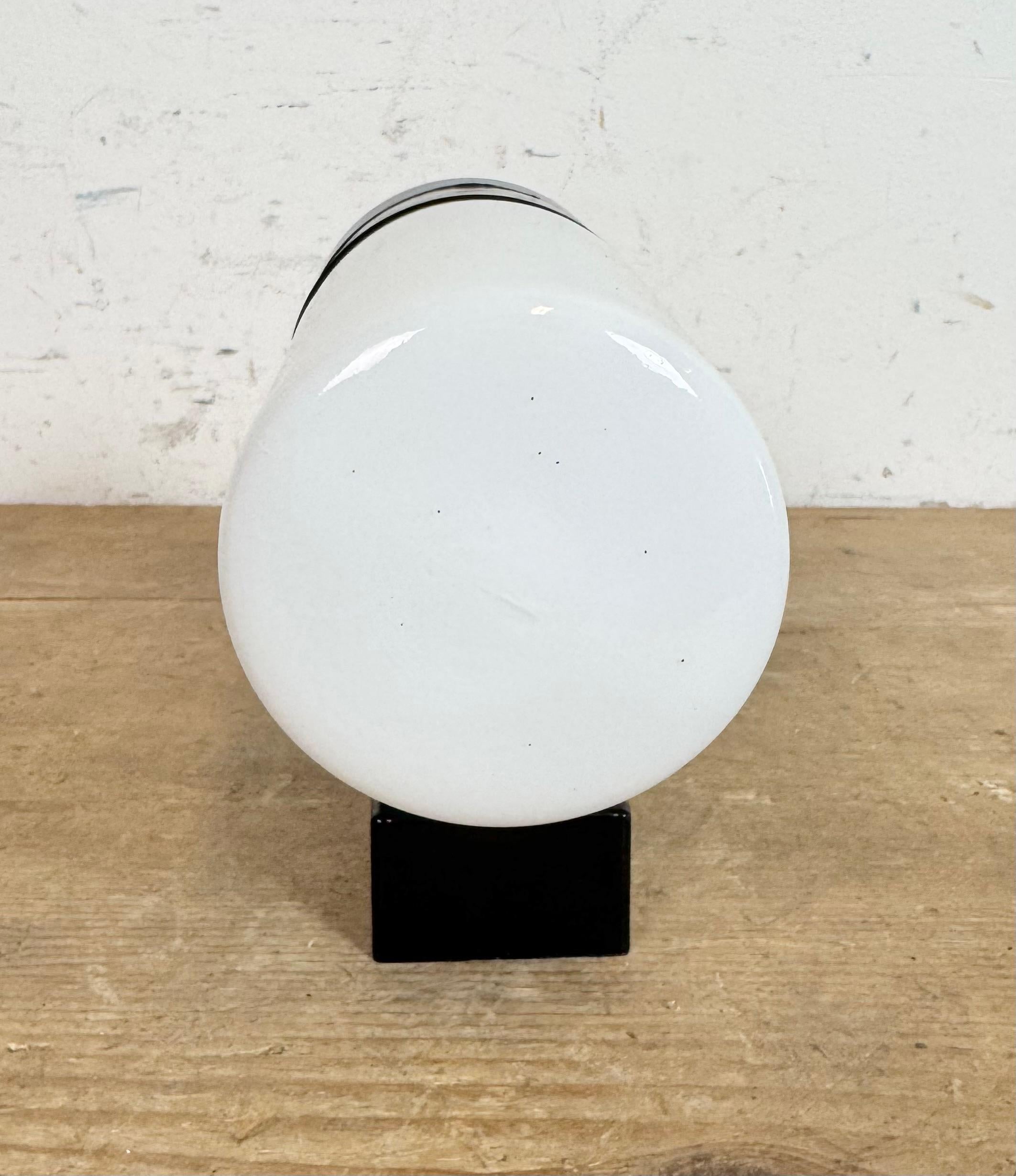 Lampada da parete industriale in bachelite marrone con vetro latteo, anni '60 in vendita 3
