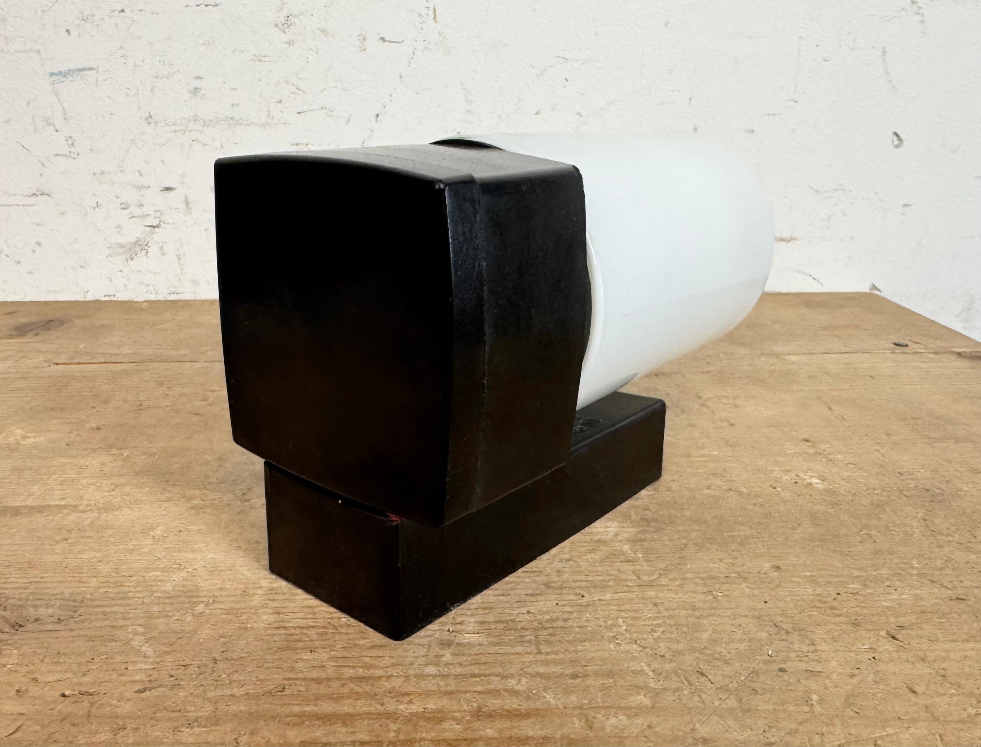 Lampada da parete industriale in bachelite marrone con vetro latteo, anni '60 in vendita 4