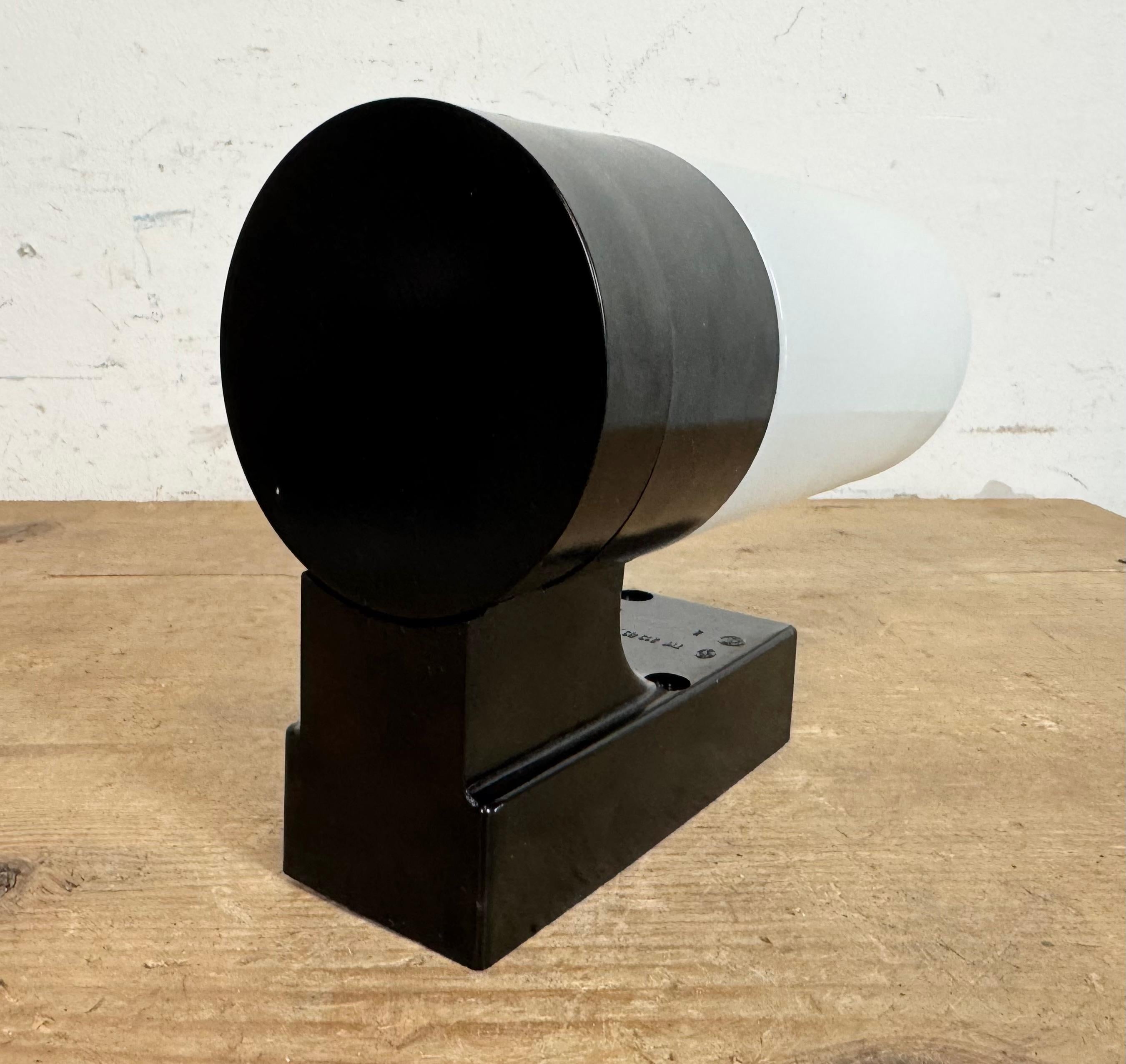 Lampada da parete industriale in bachelite marrone con vetro latteo, anni '60 in vendita 6