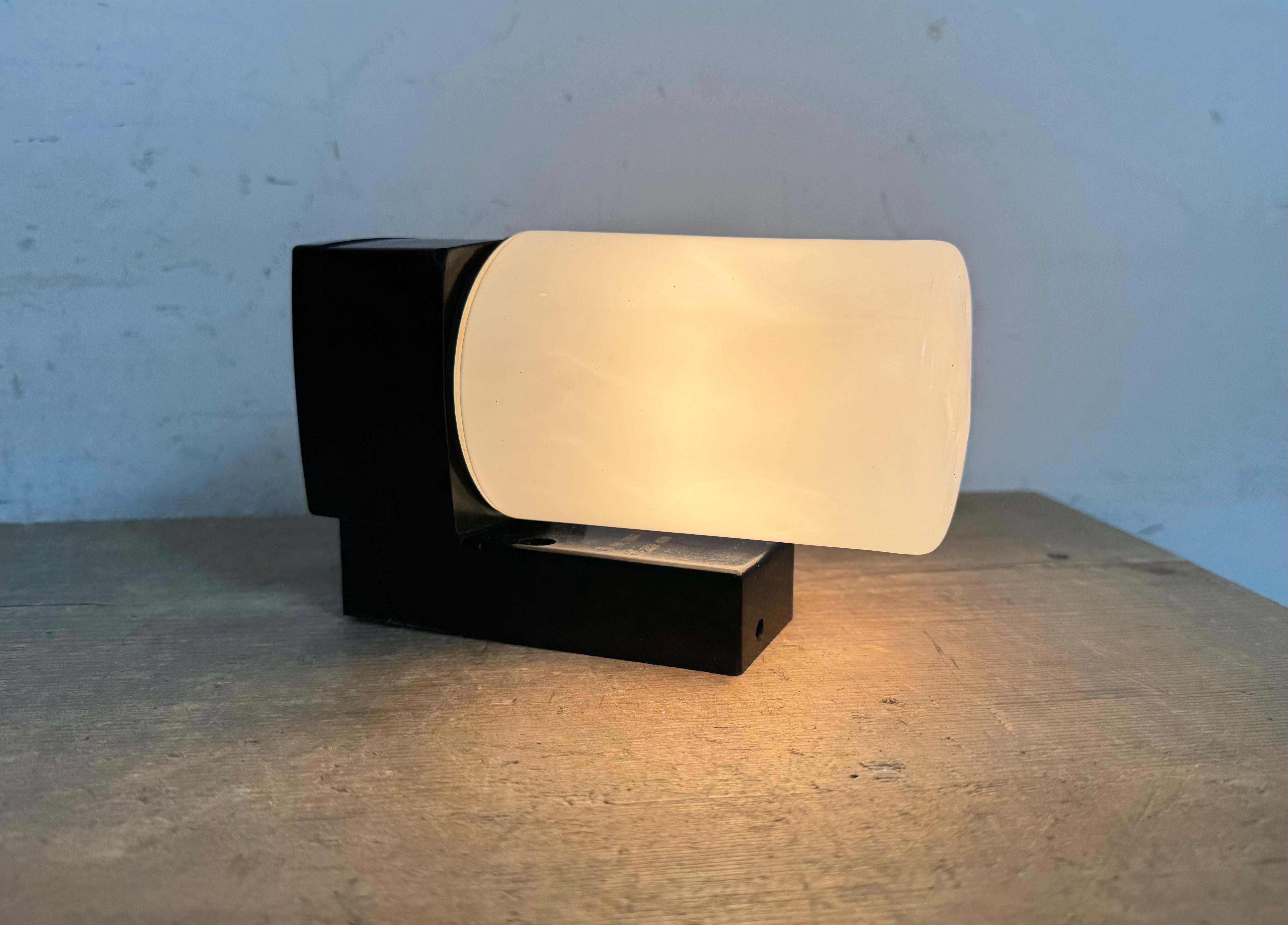 Lampada da parete industriale in bachelite marrone con vetro latteo, anni '60 in vendita 6