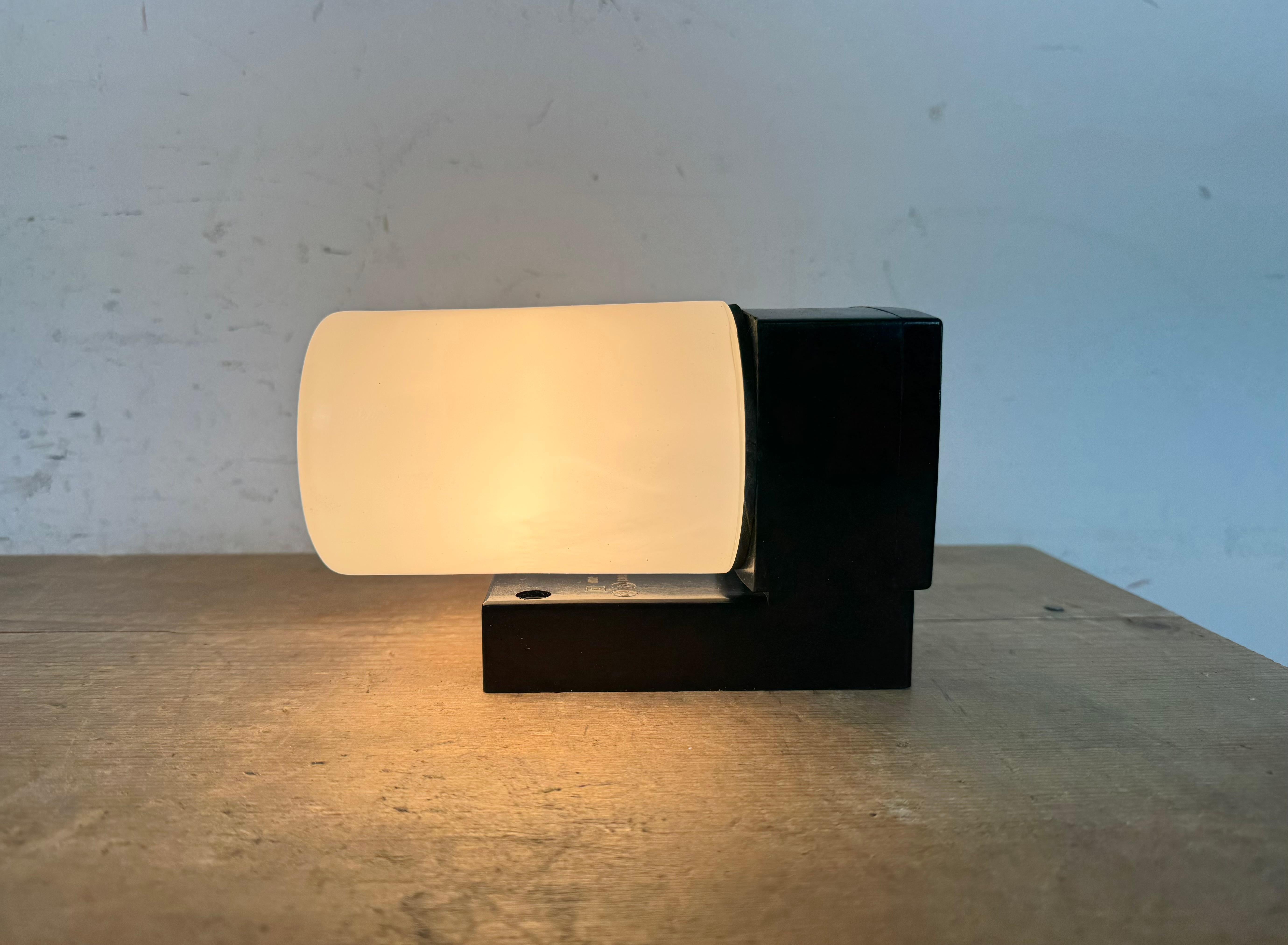 Lampada da parete industriale in bachelite marrone con vetro latteo, anni '60 in vendita 7