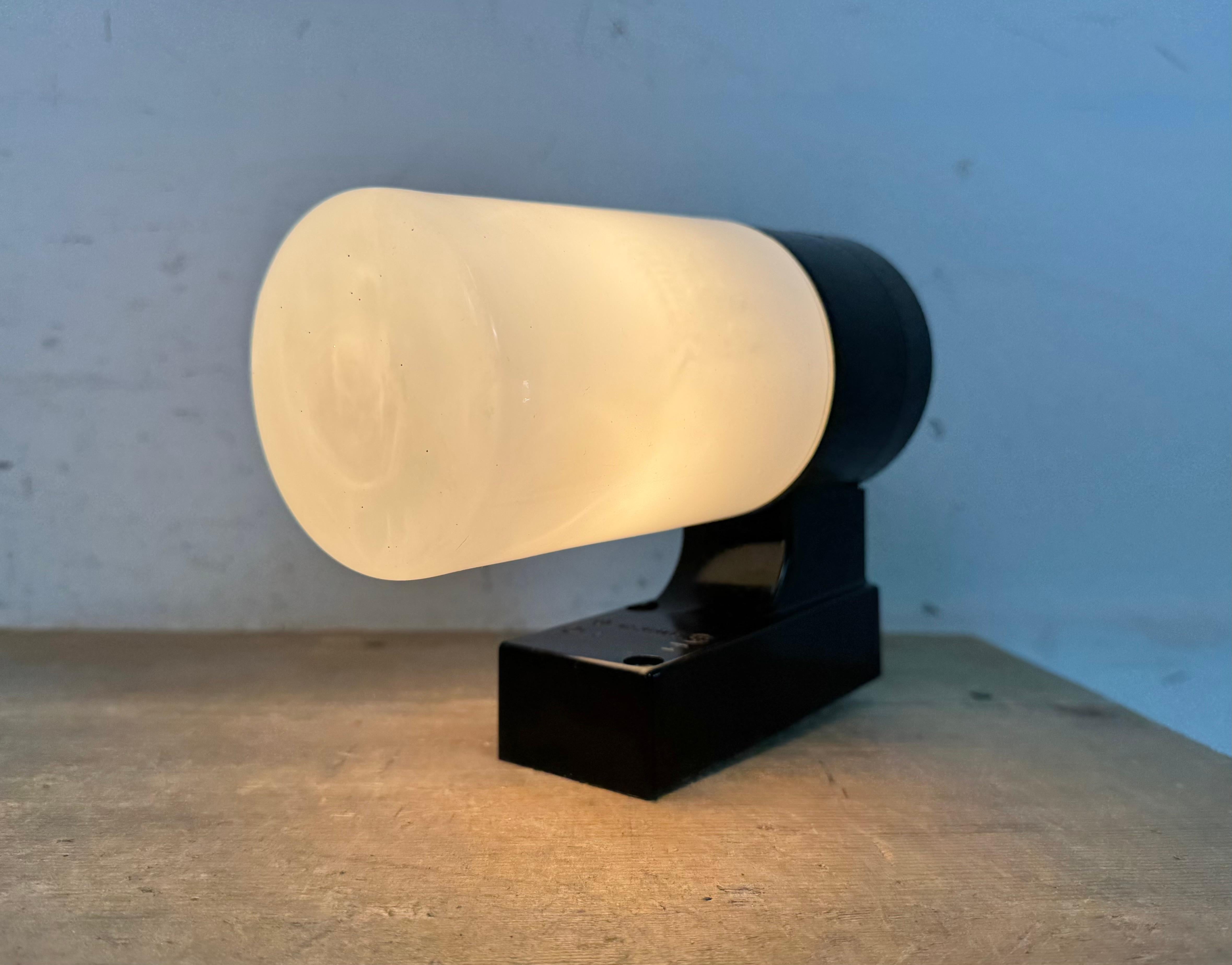 Lampada da parete industriale in bachelite marrone con vetro latteo, anni '60 in vendita 10