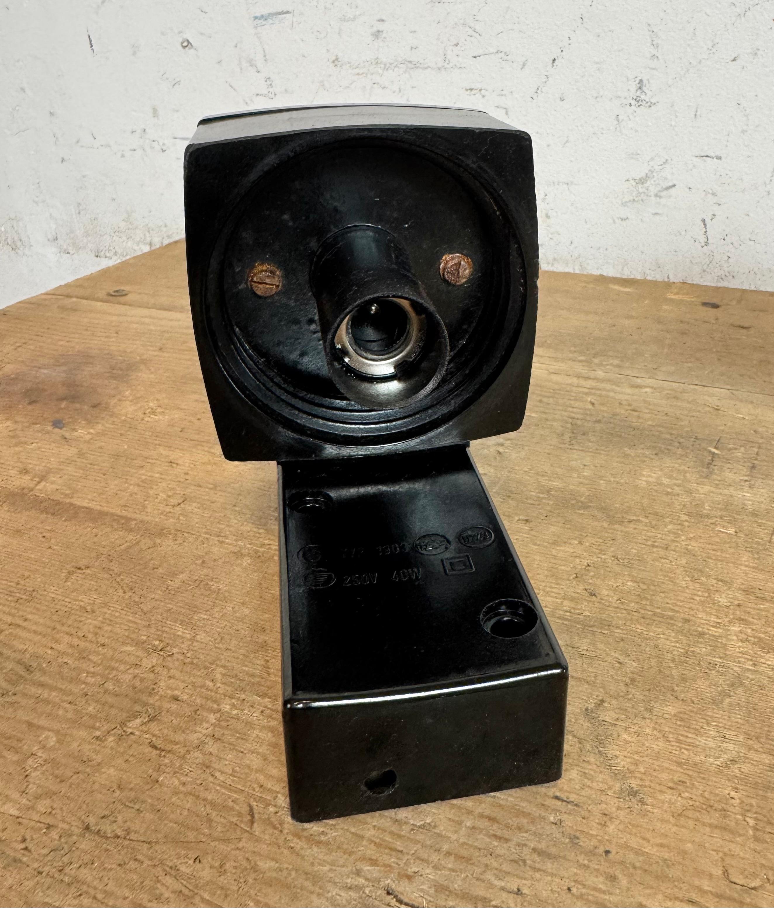Lampada da parete industriale in bachelite marrone con vetro latteo, anni '60 in vendita 10
