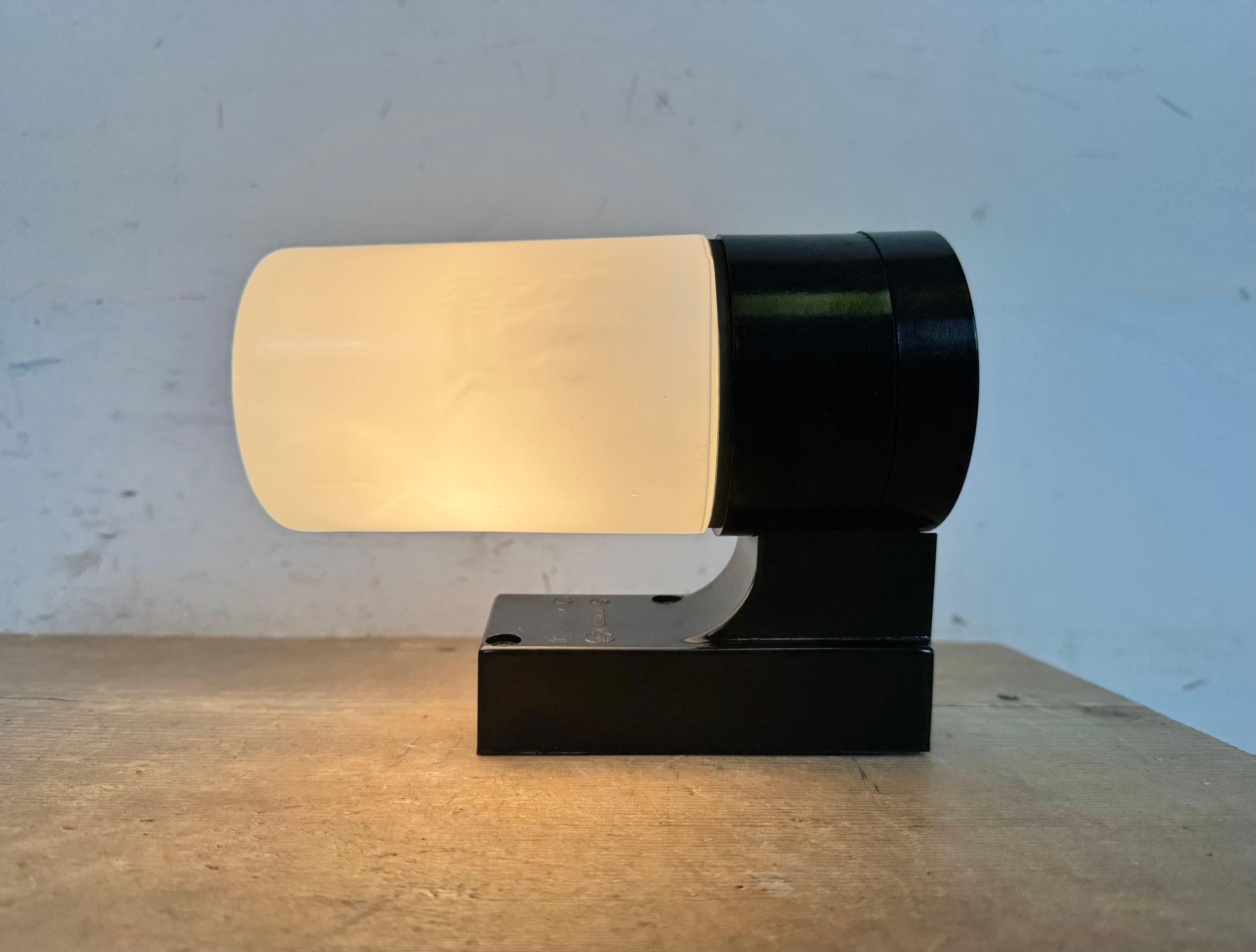 Lampada da parete industriale in bachelite marrone con vetro latteo, anni '60 in vendita 11