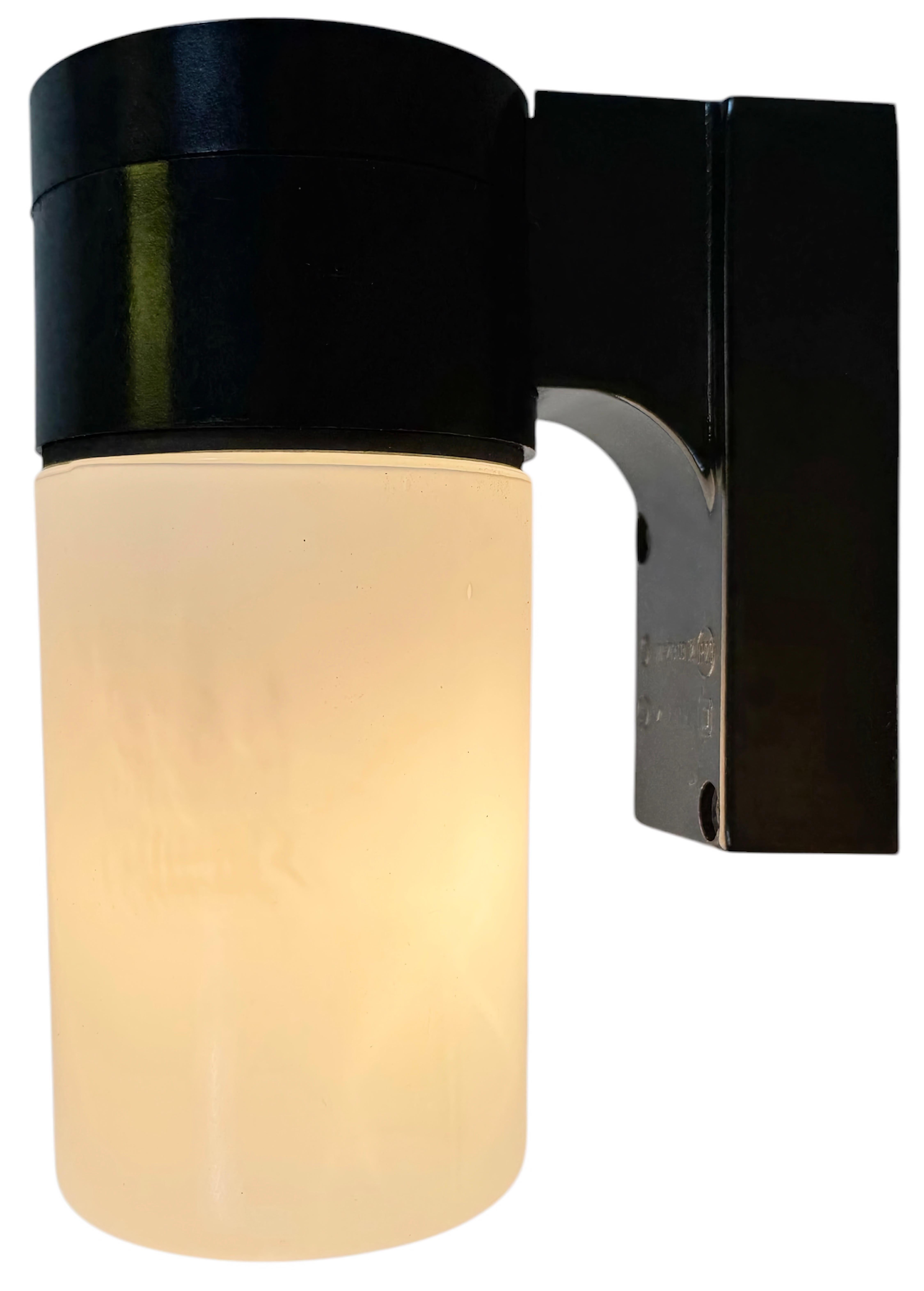 Lampada da parete industriale vintage in bachelite marrone scuro realizzata da Elektrosvit nell'ex Cecoslovacchia durante gli anni '60. È dotato di un supporto da parete in bachelite e di un coperchio in vetro lattiginoso. L'attacco originale