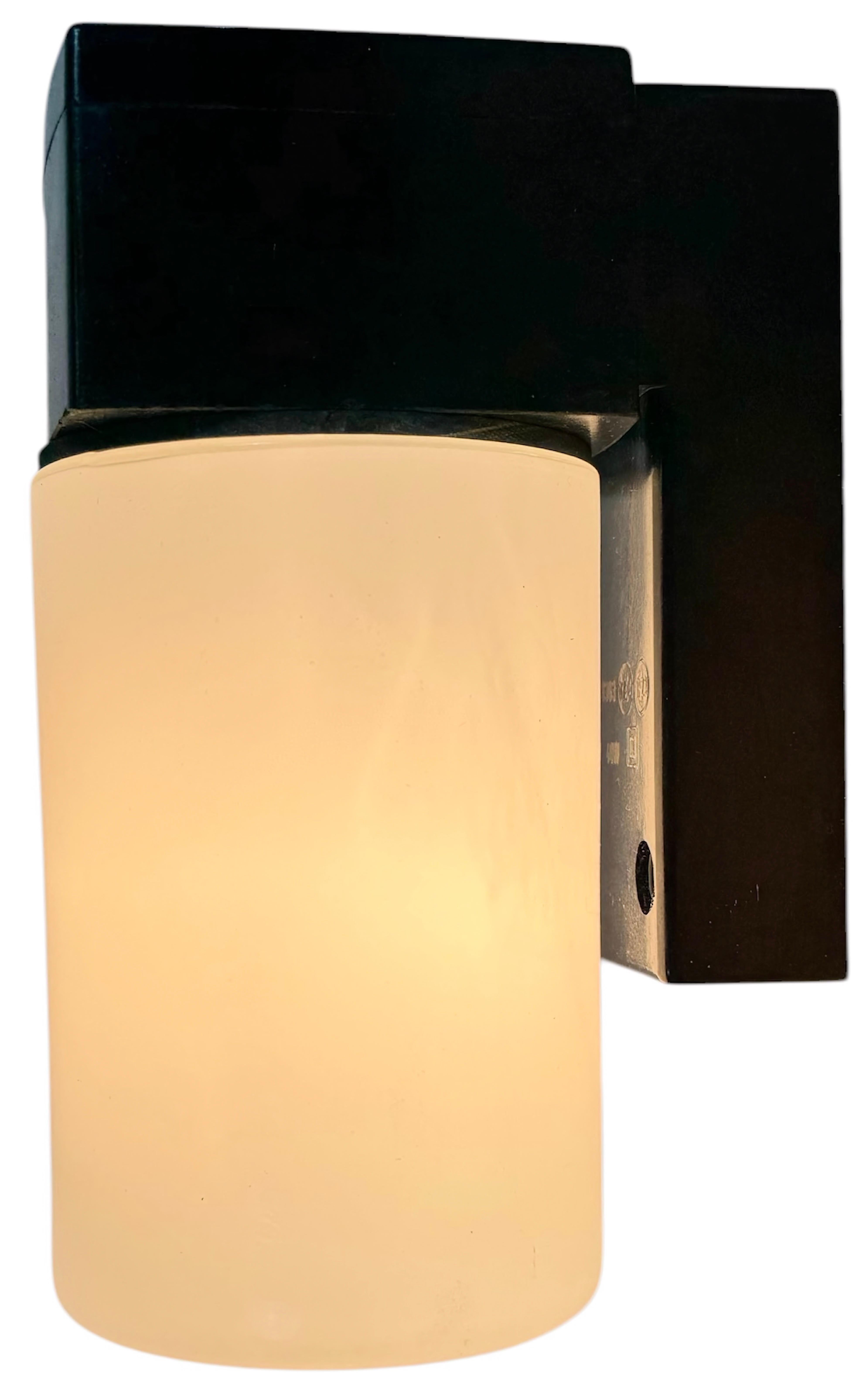 Lampada da parete industriale vintage in bachelite marrone scuro realizzata da Elektrosvit nell'ex Cecoslovacchia durante gli anni '60. È dotato di un supporto da parete in bachelite e di un coperchio in vetro lattiginoso. L'attacco originale