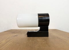 Industrielle Wandleuchte aus braunem Bakelit mit Milchglas, 1960er Jahre