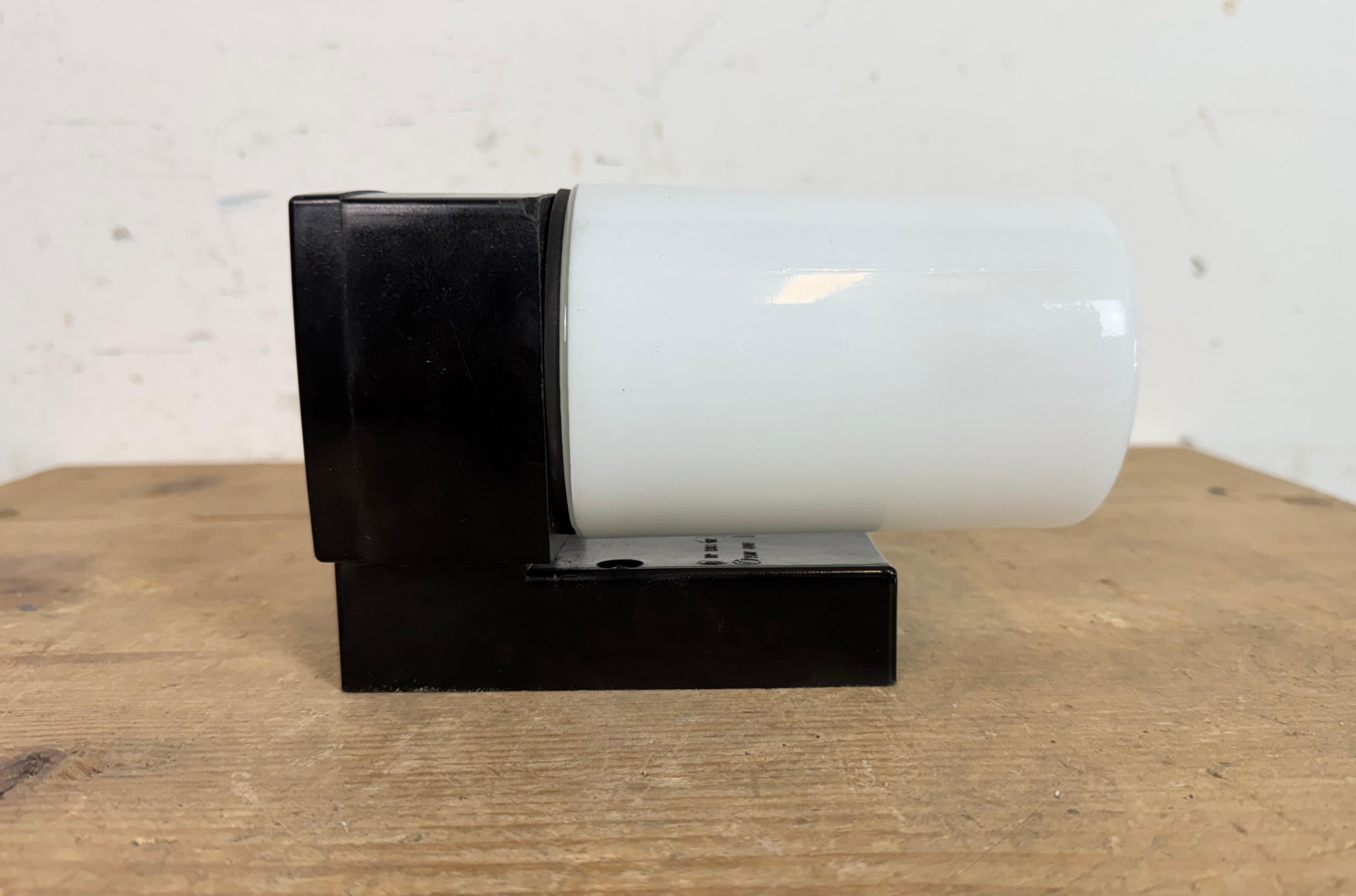 Vetro lattimo Lampada da parete industriale in bachelite marrone con vetro latteo, anni '60 in vendita