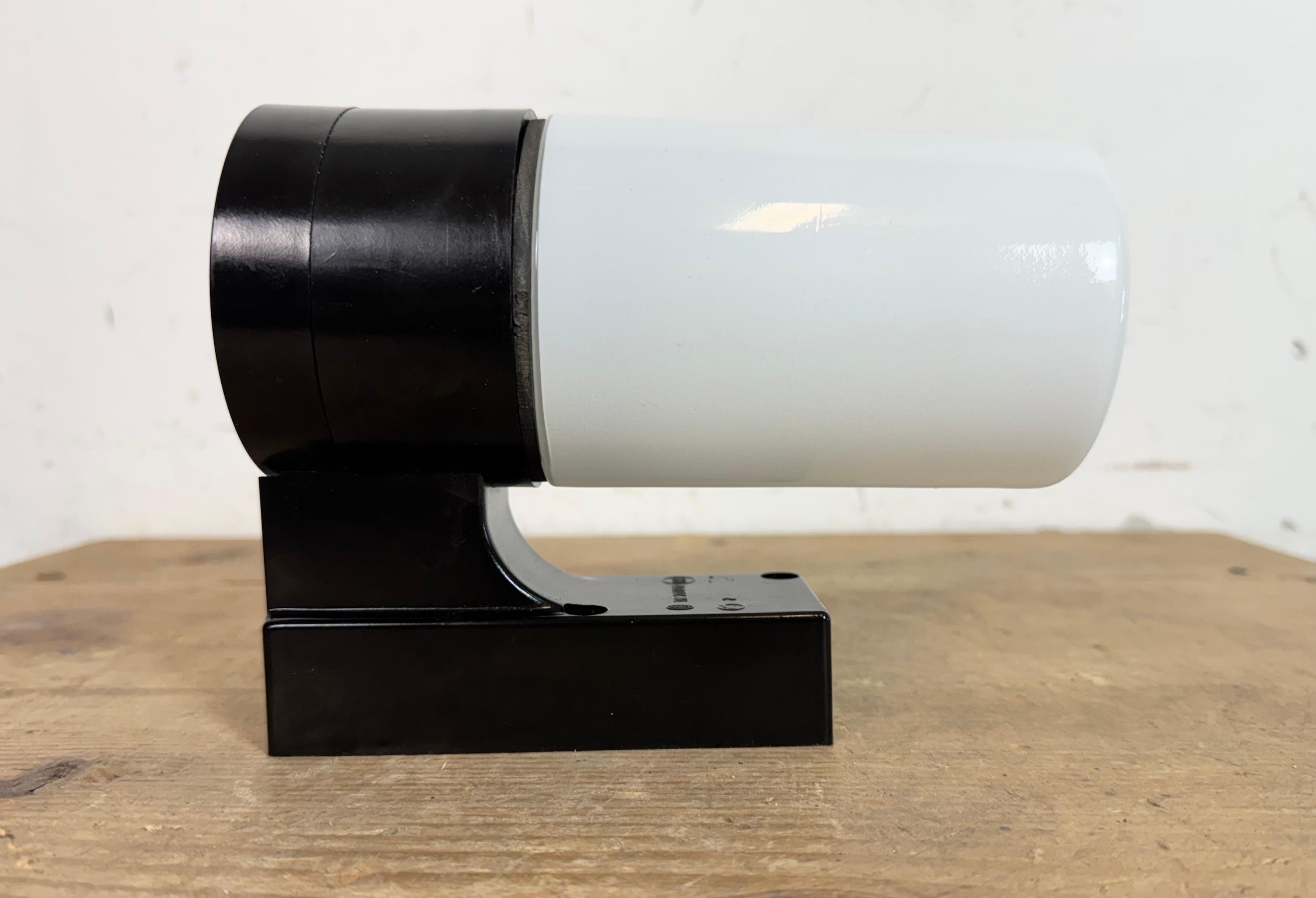 Lampada da parete industriale in bachelite marrone con vetro latteo, anni '60 in vendita 1