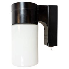 Industrielle Wandleuchte aus braunem Bakelit mit Milchglas, 1960er Jahre