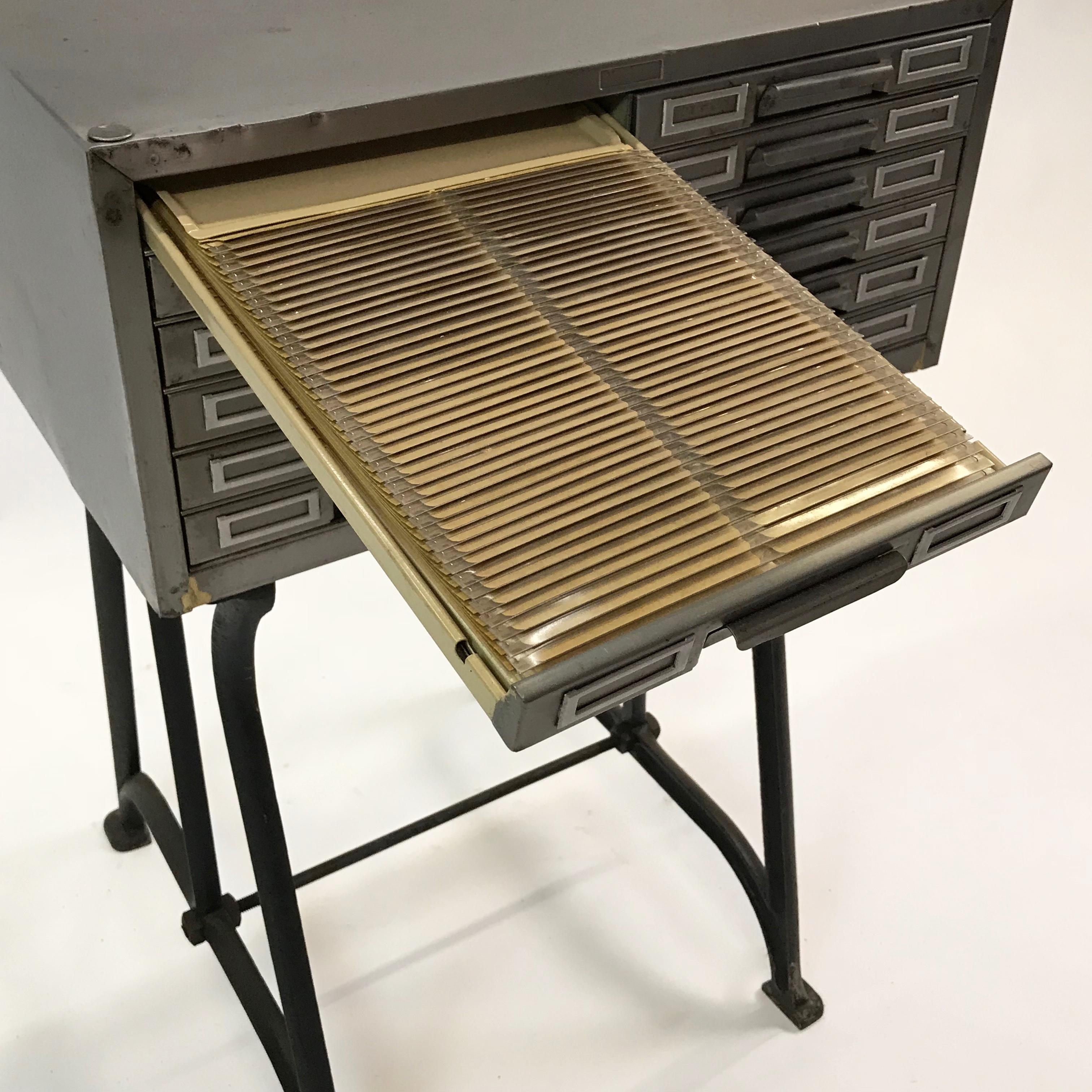 Brossé Cabinet industriel en acier brossé pour archives de catalogues en vente