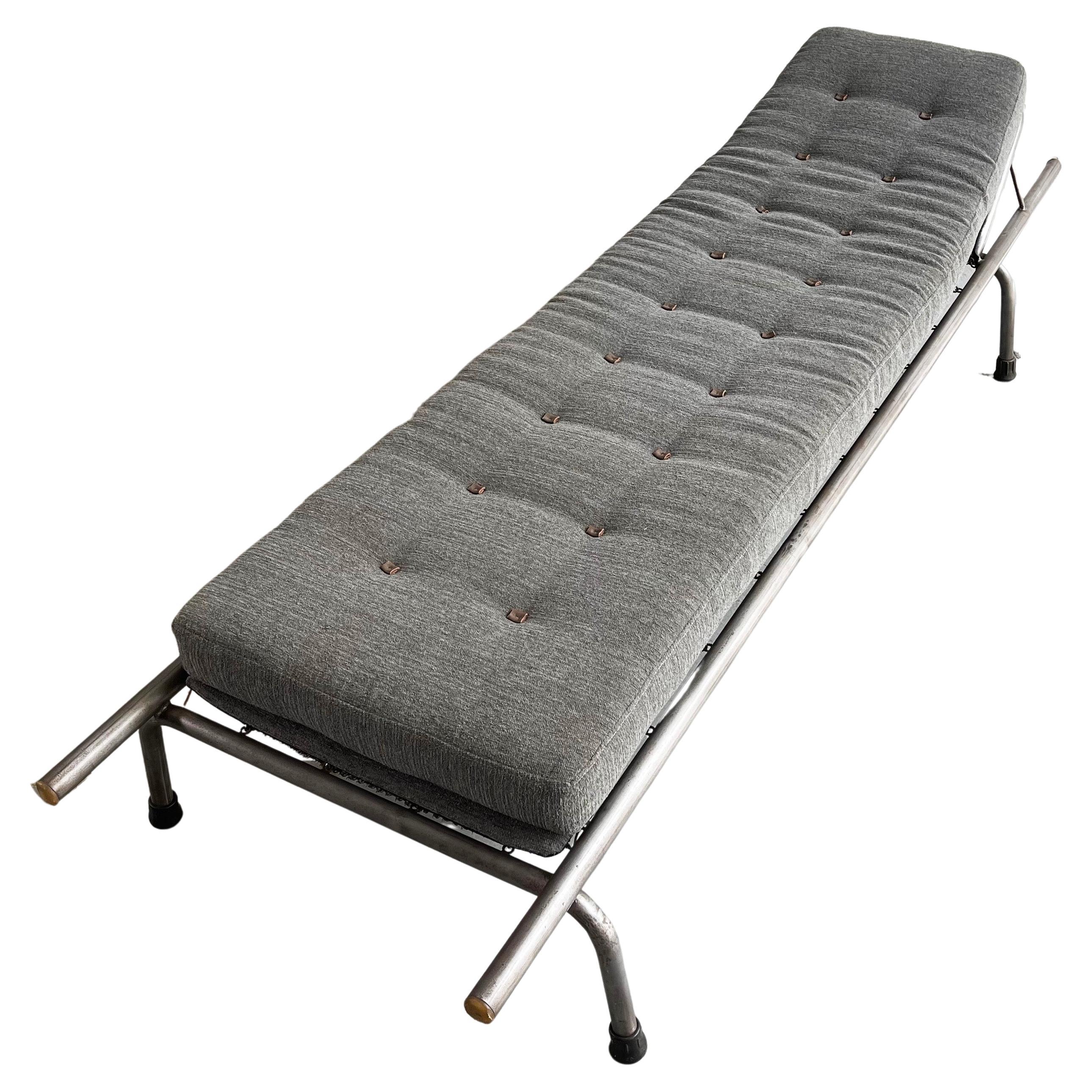 Industrielle Chaise Longue aus gebürstetem Stahl im Angebot