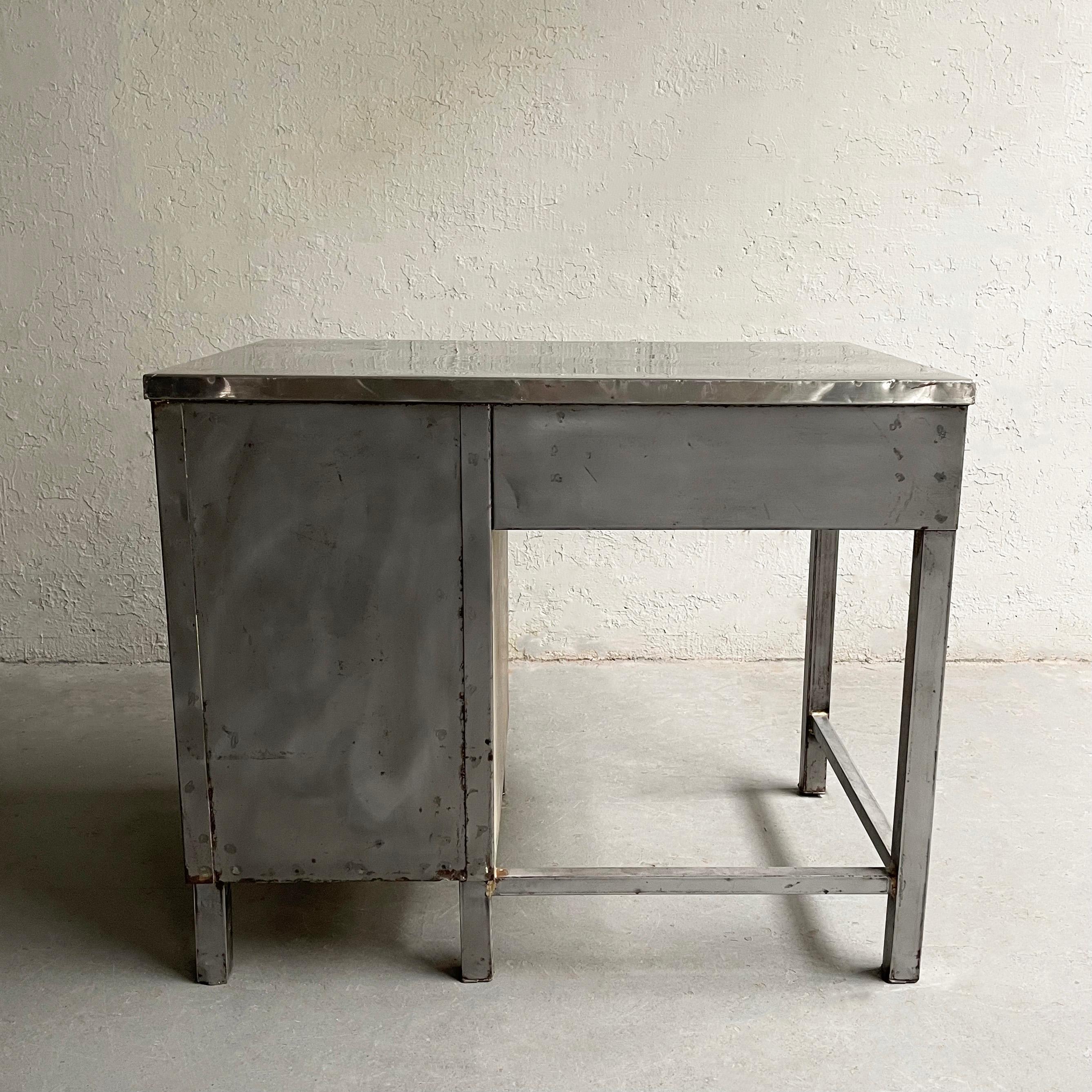 Industrie-Schreibtisch aus gebürstetem Stahl im Angebot 6