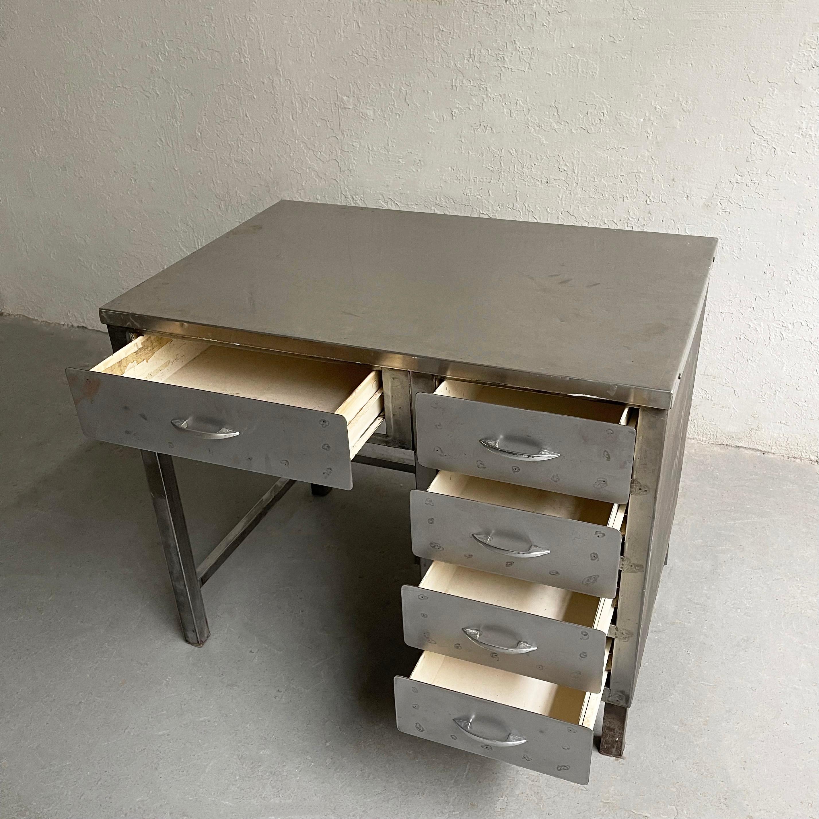 Industrie-Schreibtisch aus gebürstetem Stahl (20. Jahrhundert) im Angebot