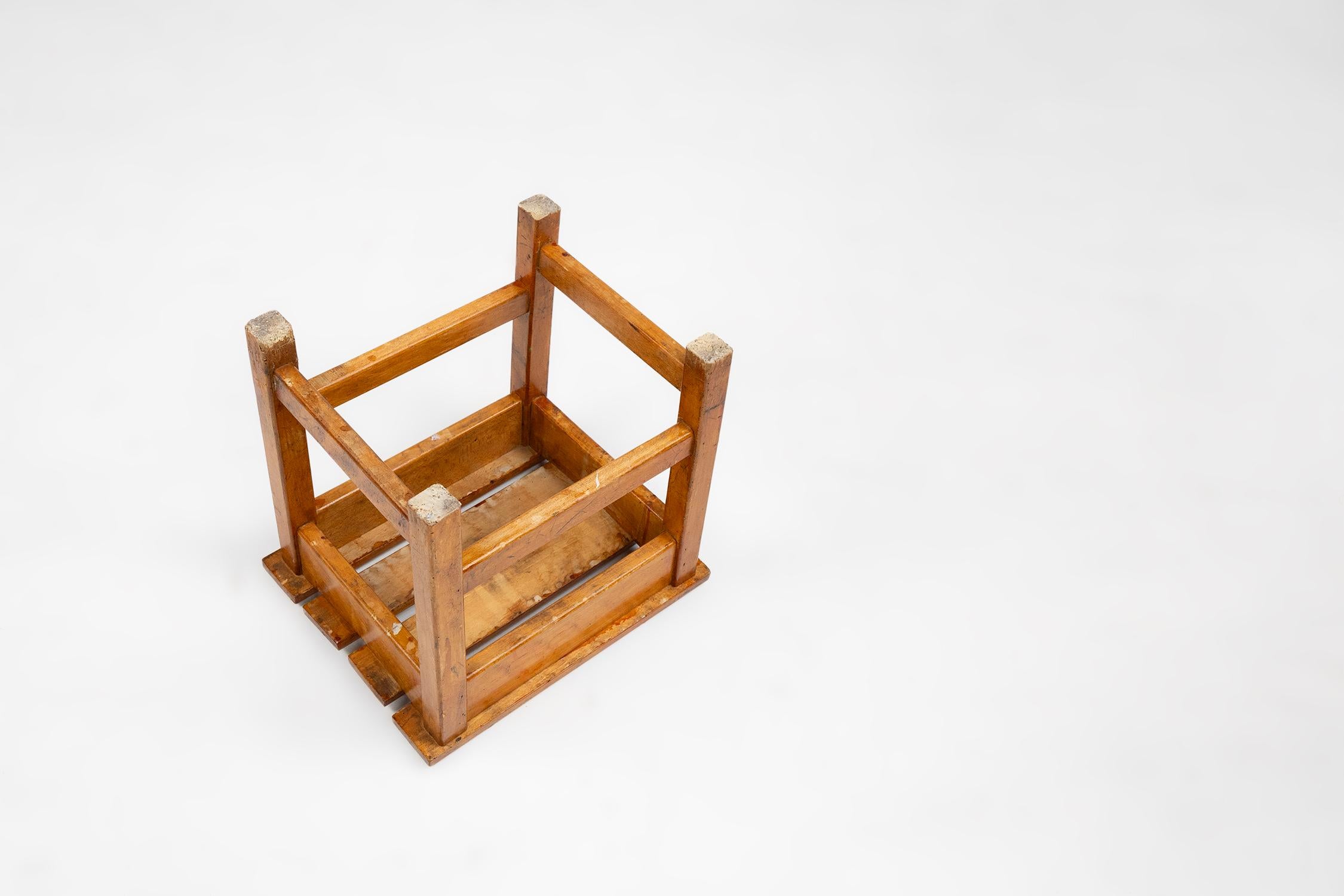 Taburete industrial brutalista de madera, Bélgica ca. 1920 en venta 3