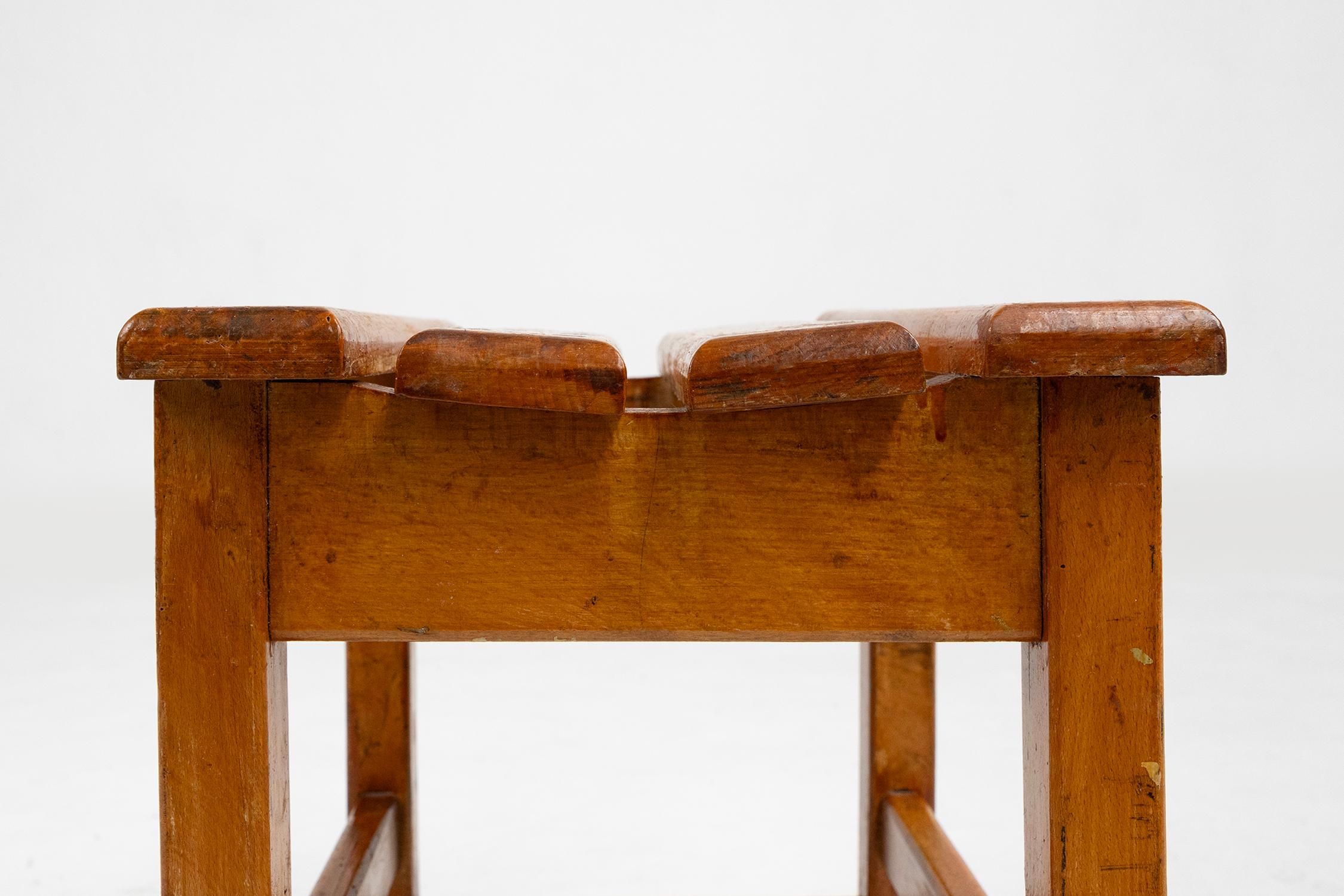 Taburete industrial brutalista de madera, Bélgica ca. 1920 Belga en venta