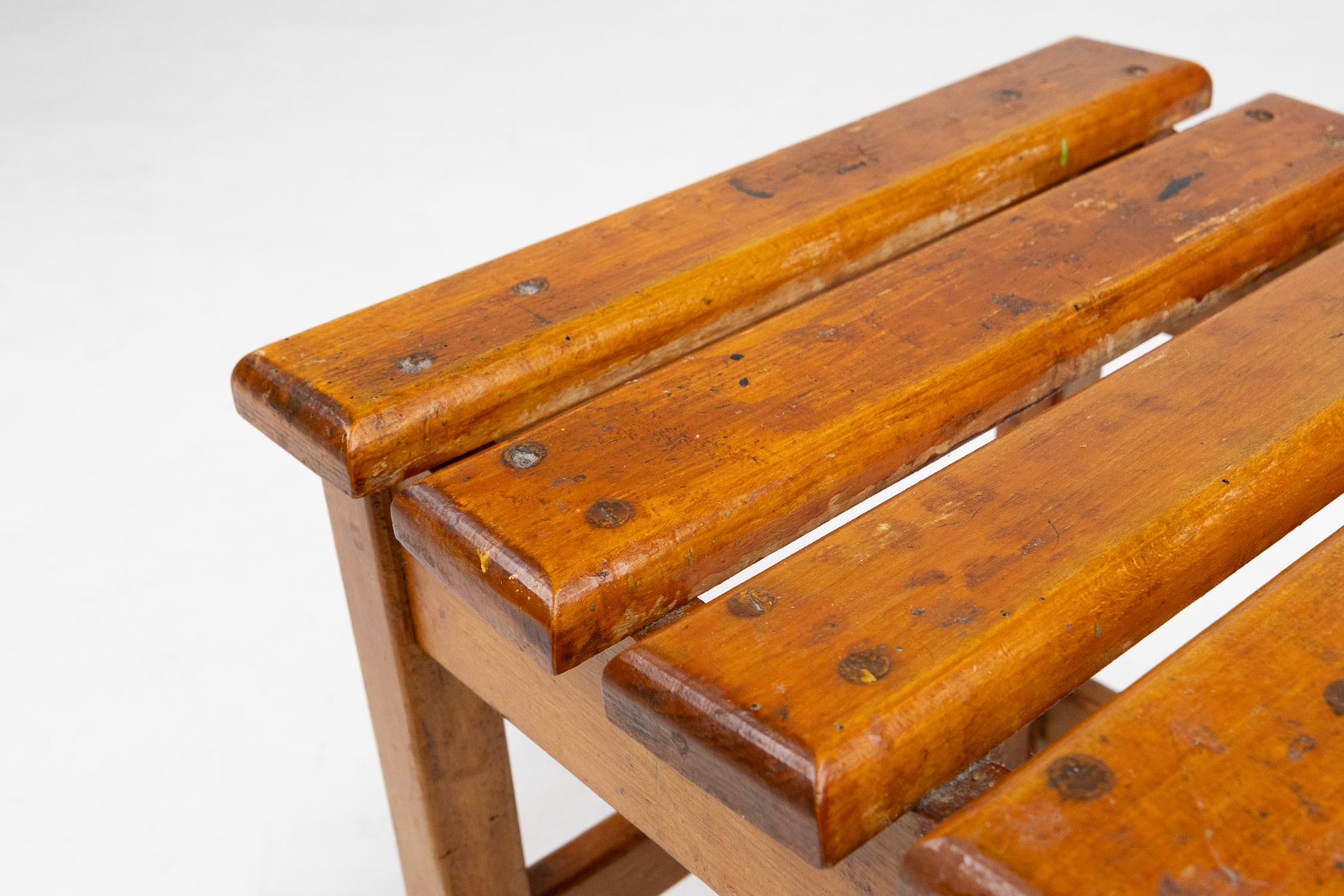 Taburete industrial brutalista de madera, Bélgica ca. 1920 en Bueno estado para la venta en Meulebeke, BE