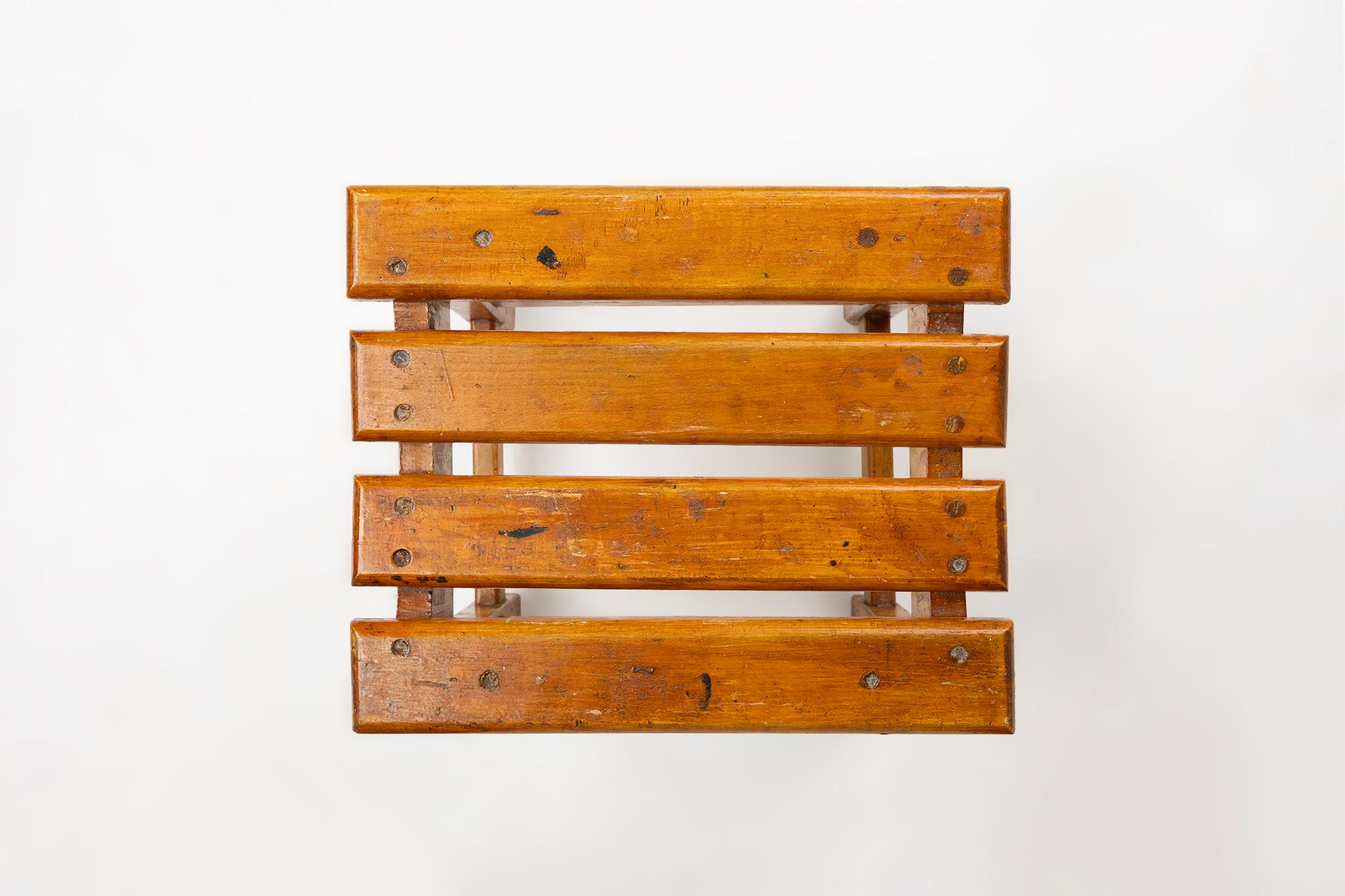 Taburete industrial brutalista de madera, Bélgica ca. 1920 principios del siglo XX en venta