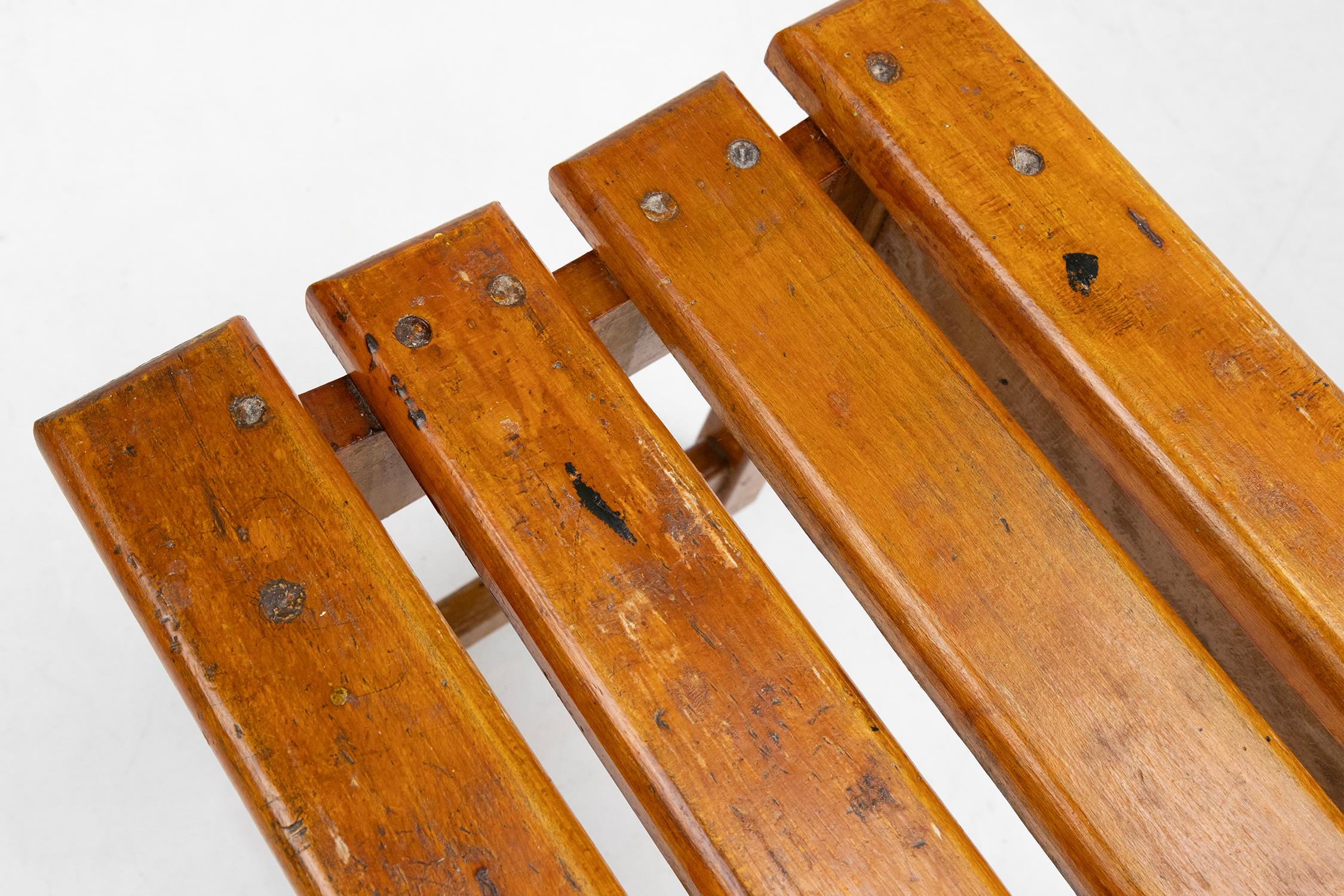 Taburete industrial brutalista de madera, Bélgica ca. 1920 Madera en venta