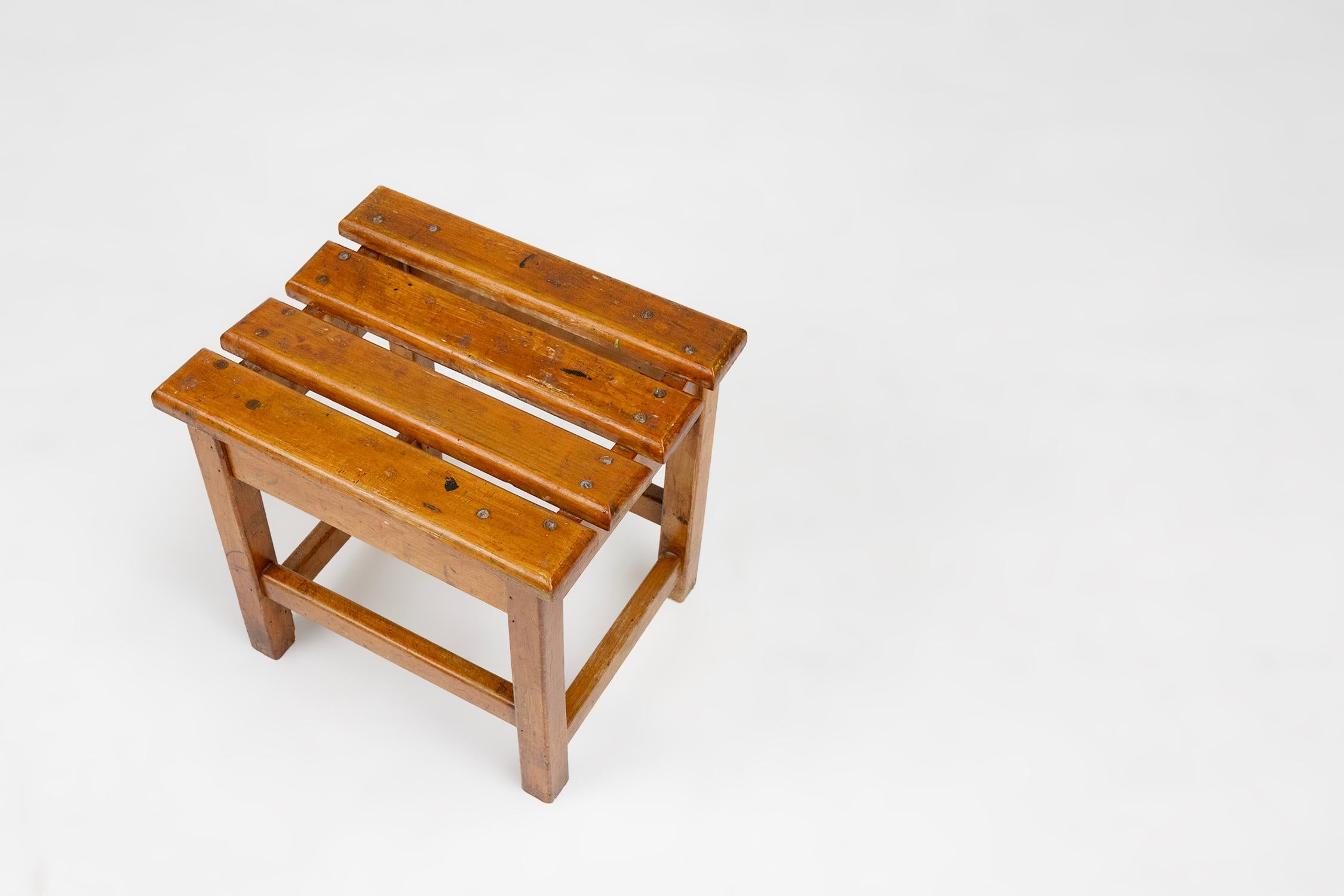 Taburete industrial brutalista de madera, Bélgica ca. 1920 en venta 1
