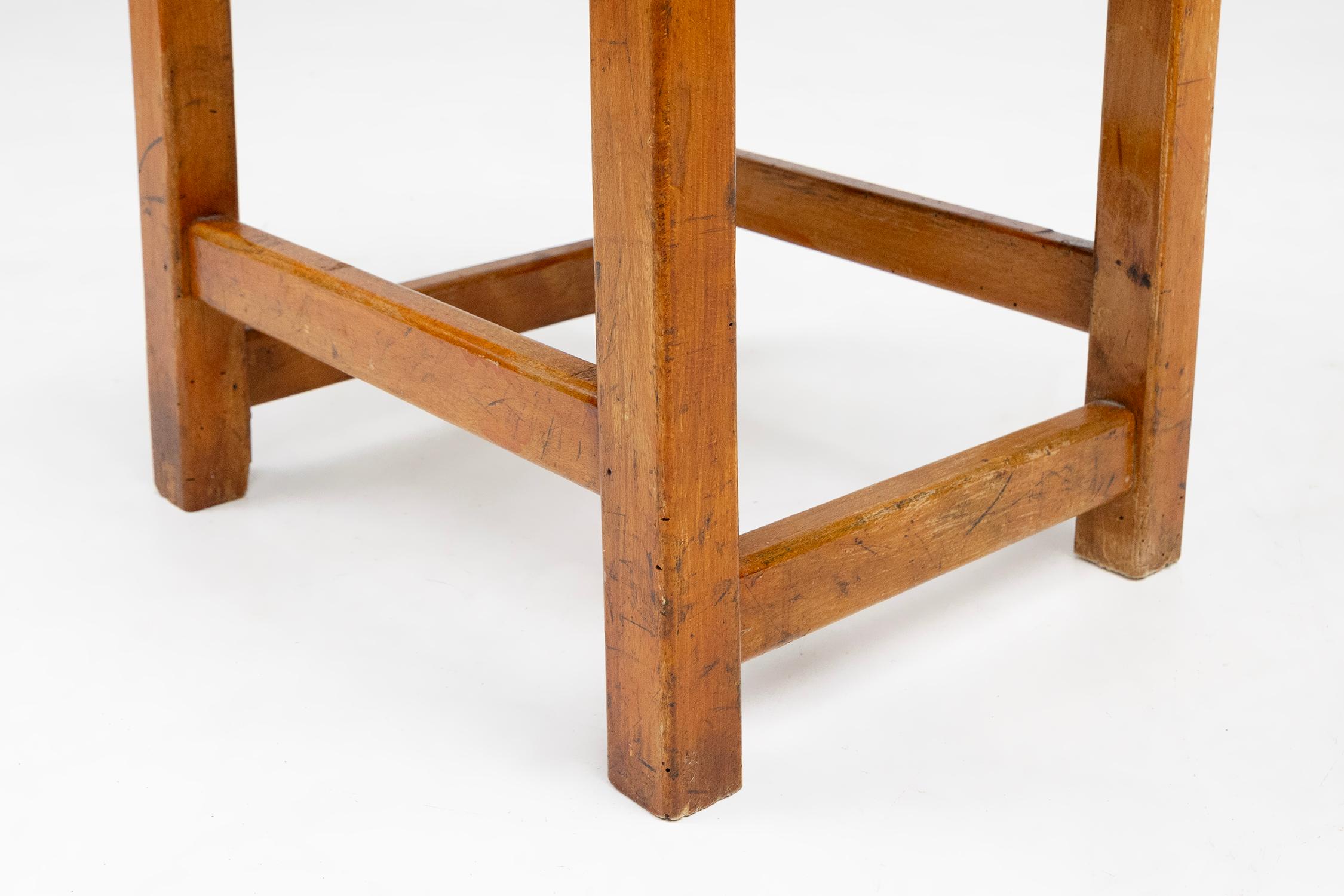Taburete industrial brutalista de madera, Bélgica ca. 1920 en venta 2