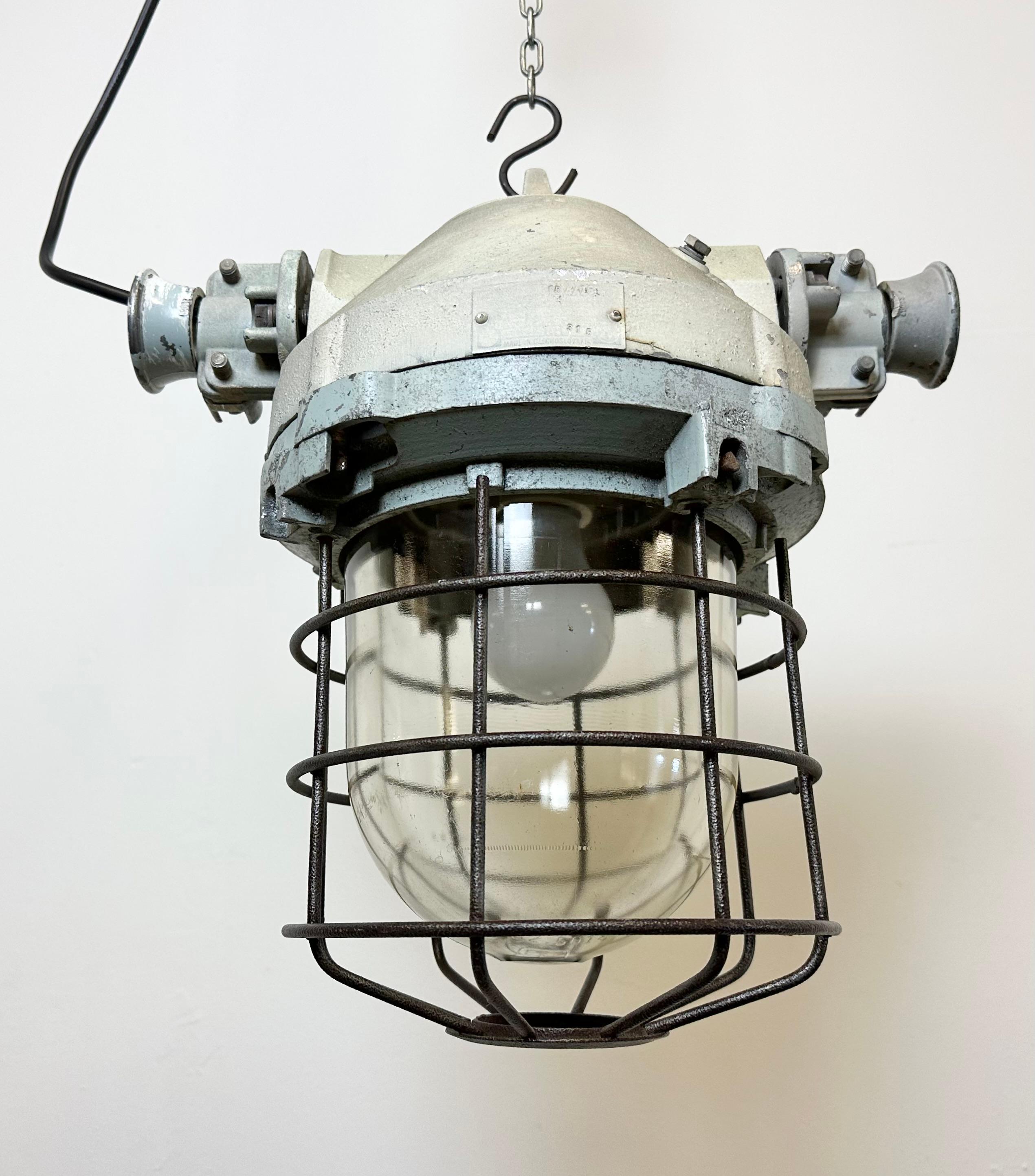 Industrial Bunker Ceiling Light with Iron Cage from Elektrosvit, 1970s For Sale 3