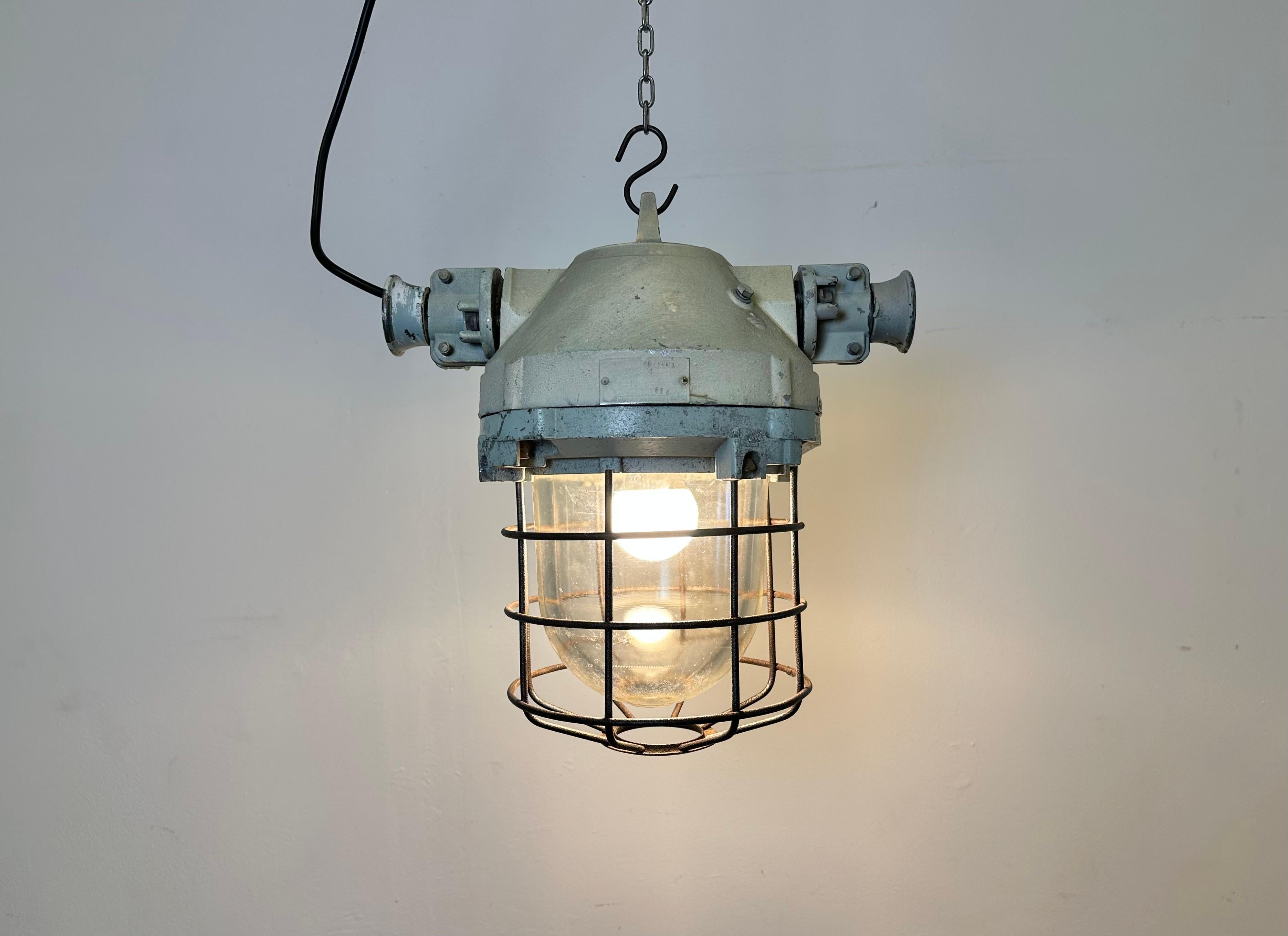 Industrial Bunker Ceiling Light with Iron Cage from Elektrosvit, 1970s For Sale 4