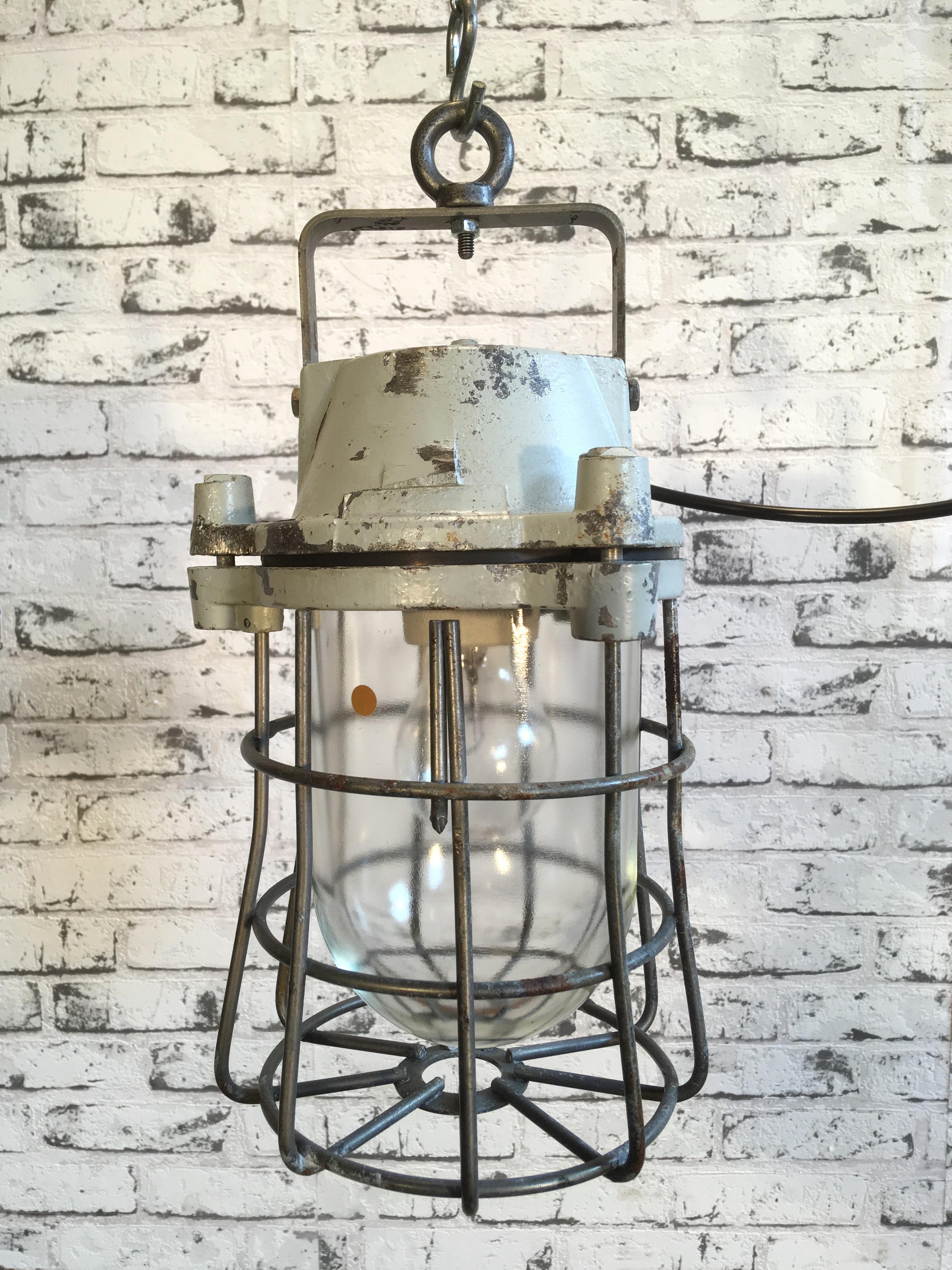 This industrial light was manufactured in former Czechoslovakia in the 1960s. Bunker, factory or mine lamp has cast aluminium body, iron cage and explosion-proof glass.
Very good vintage condition. Weight 4 kg. Newly wired.
