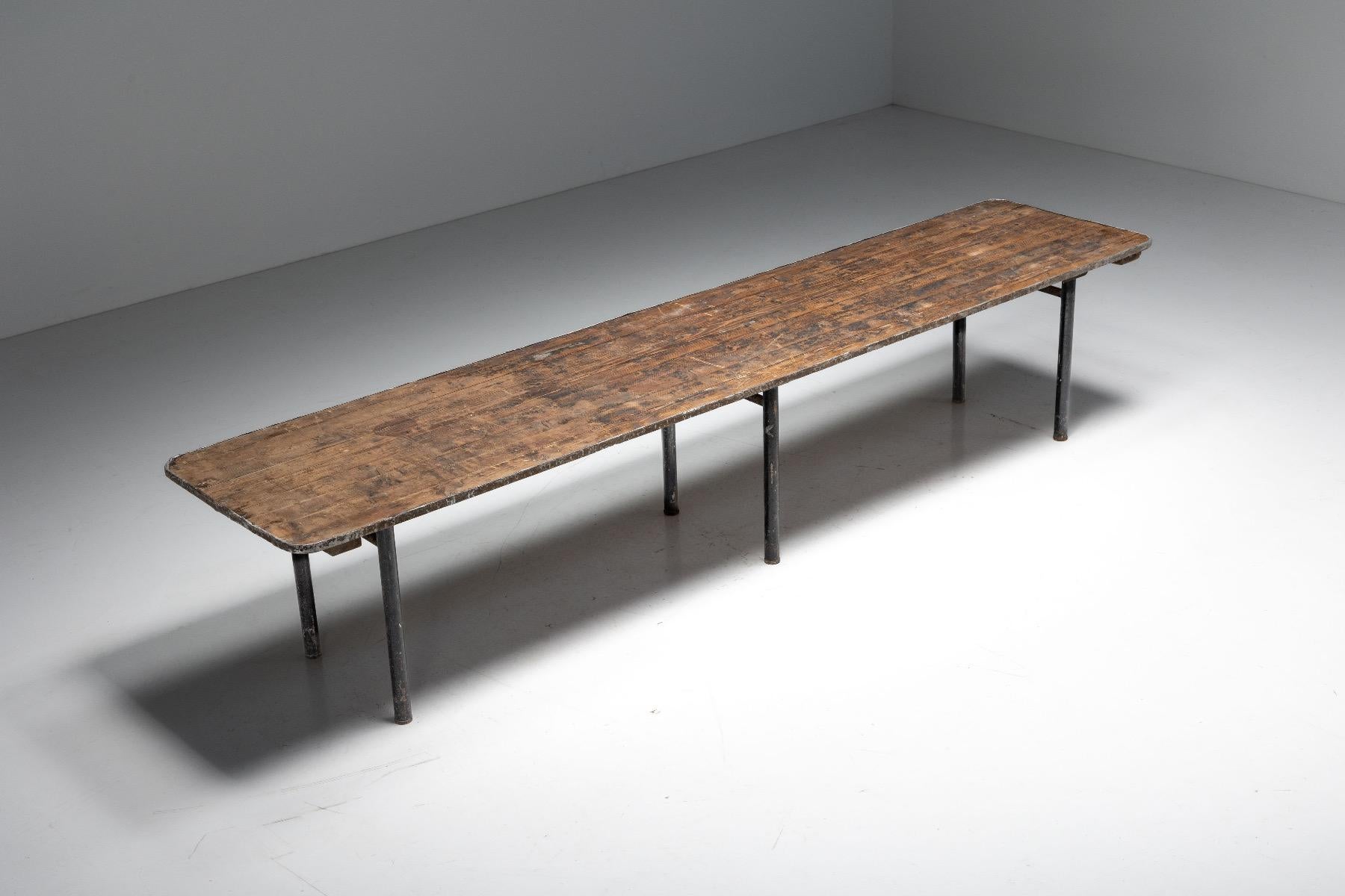 Table de salle à manger industrielle, France, années 1950 Excellent état - En vente à Antwerp, BE