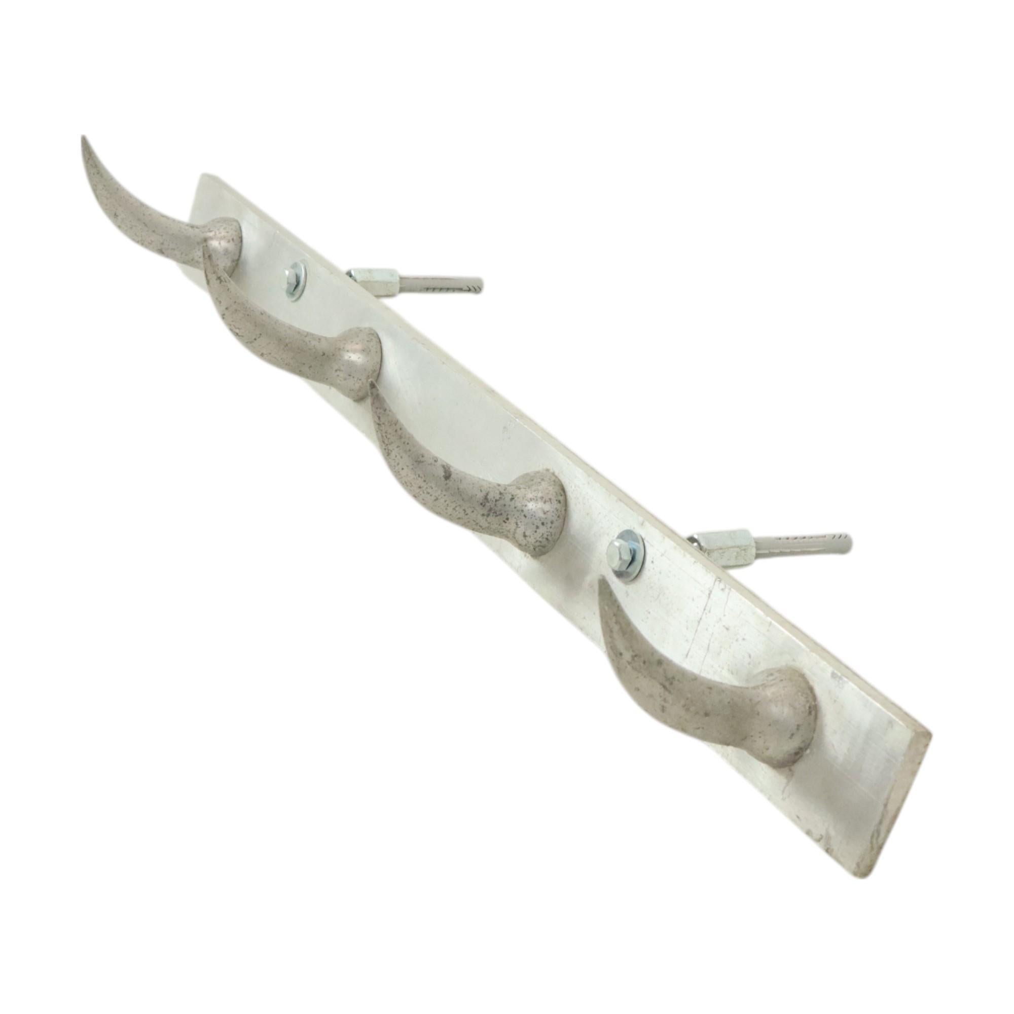Portasalsicce industriale d'epoca, ganci per carne, 4 ganci (chiamati anche dents de loup o denti di lupo), proveniente da una macelleria, prima metà del XX secolo, Francia.

Leggero ma estremamente resistente, facile da fissare alla parete con i