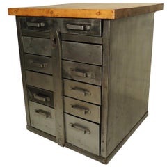 Industrieller Schrank mit Butcher-Block-Platte