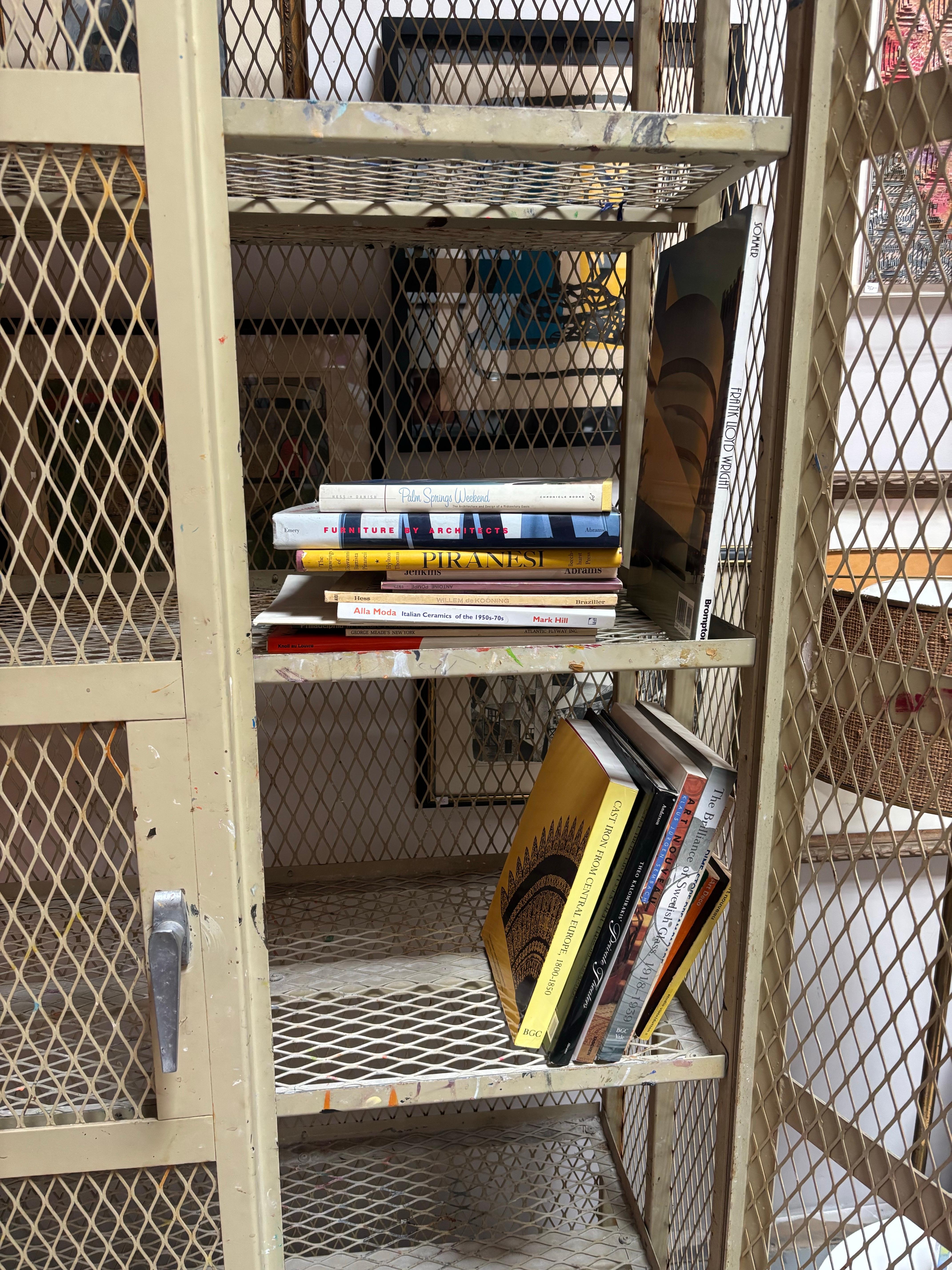 Scaffali industriali in metallo a gabbia. Due ante si aprono per rivelare cinque ripiani perfetti da utilizzare per libri, dischi o altri oggetti! Vedi facilmente cosa c'è all'interno!  Un'ottima sensazione, da utilizzare in un loft o in un'area