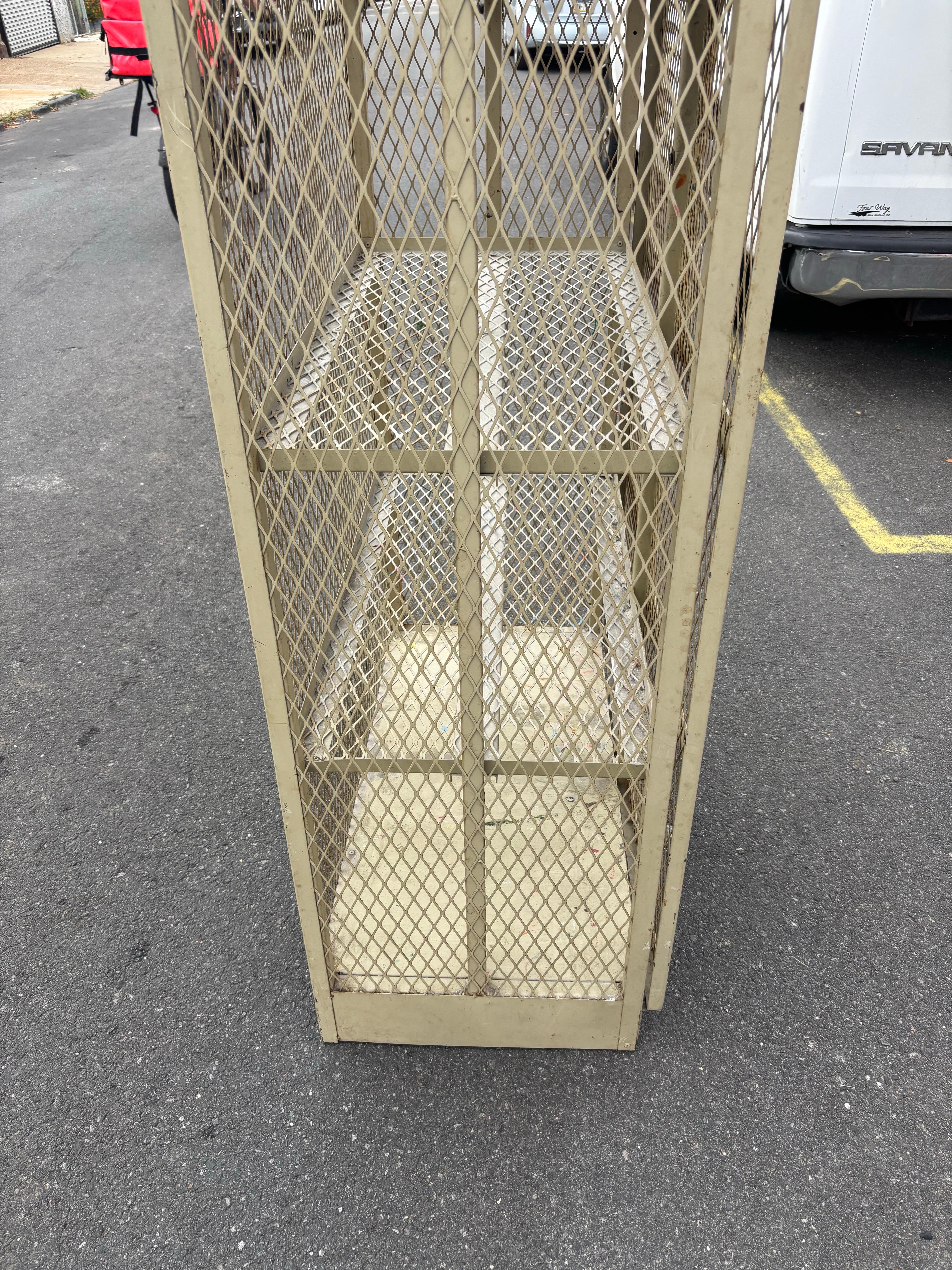 Gabbia industriale con porte In condizioni buone in vendita a Philadelphia, PA