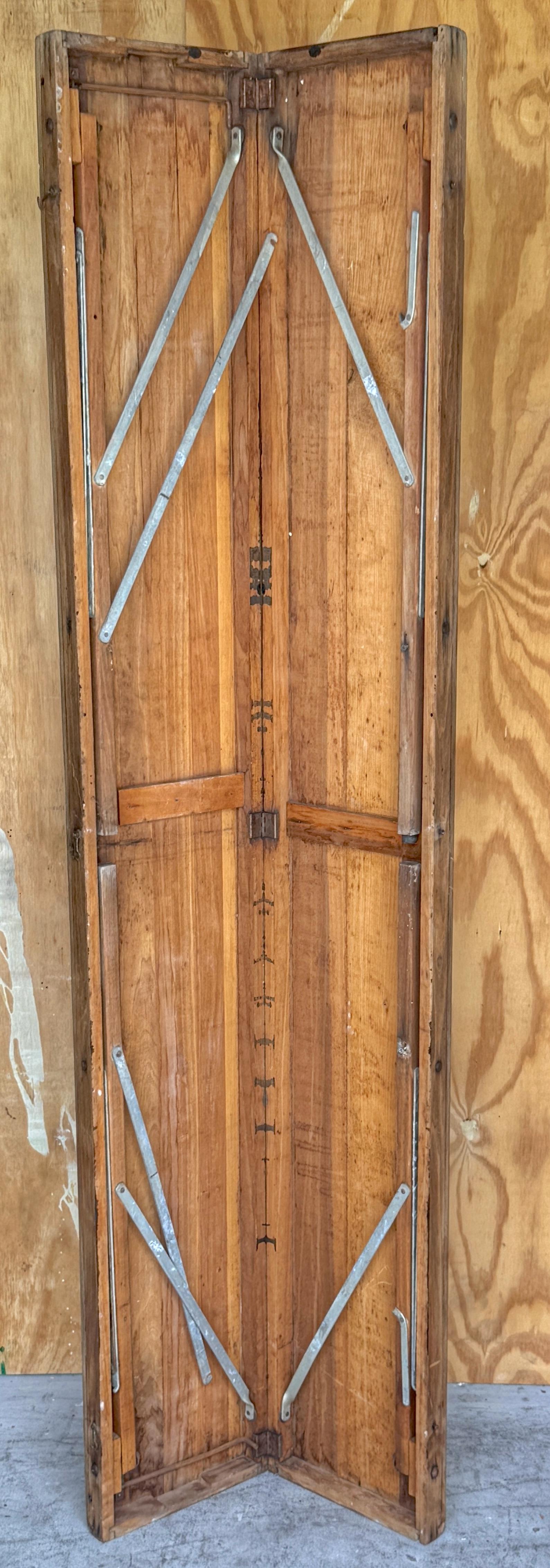 Table pliante industrielle de style Campaigner avec renforts en fer, France, vers 1900 en vente 3