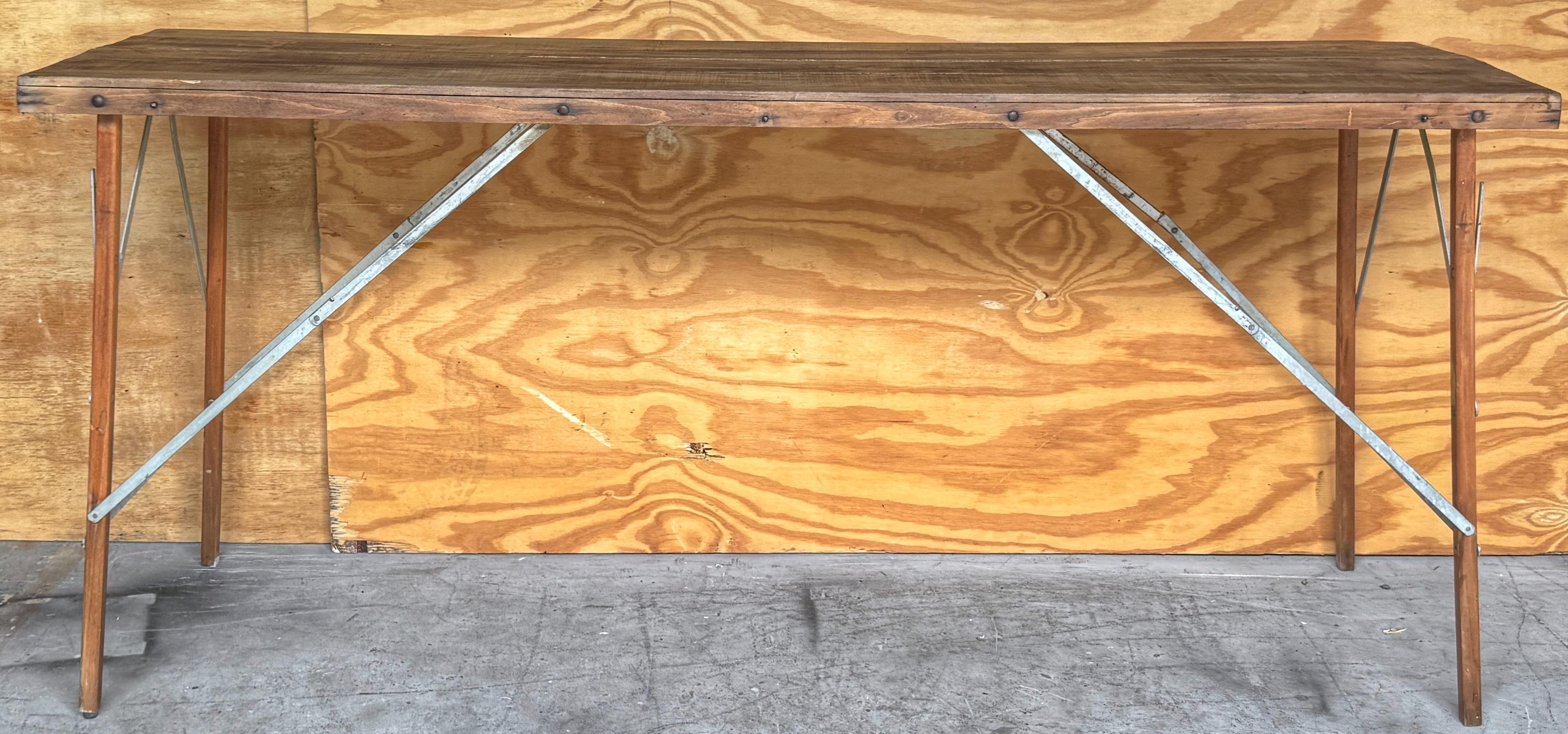 Table pliante industrielle de style Campaigner avec renforts en fer, France, vers 1900 Bon état - En vente à West Palm Beach, FL