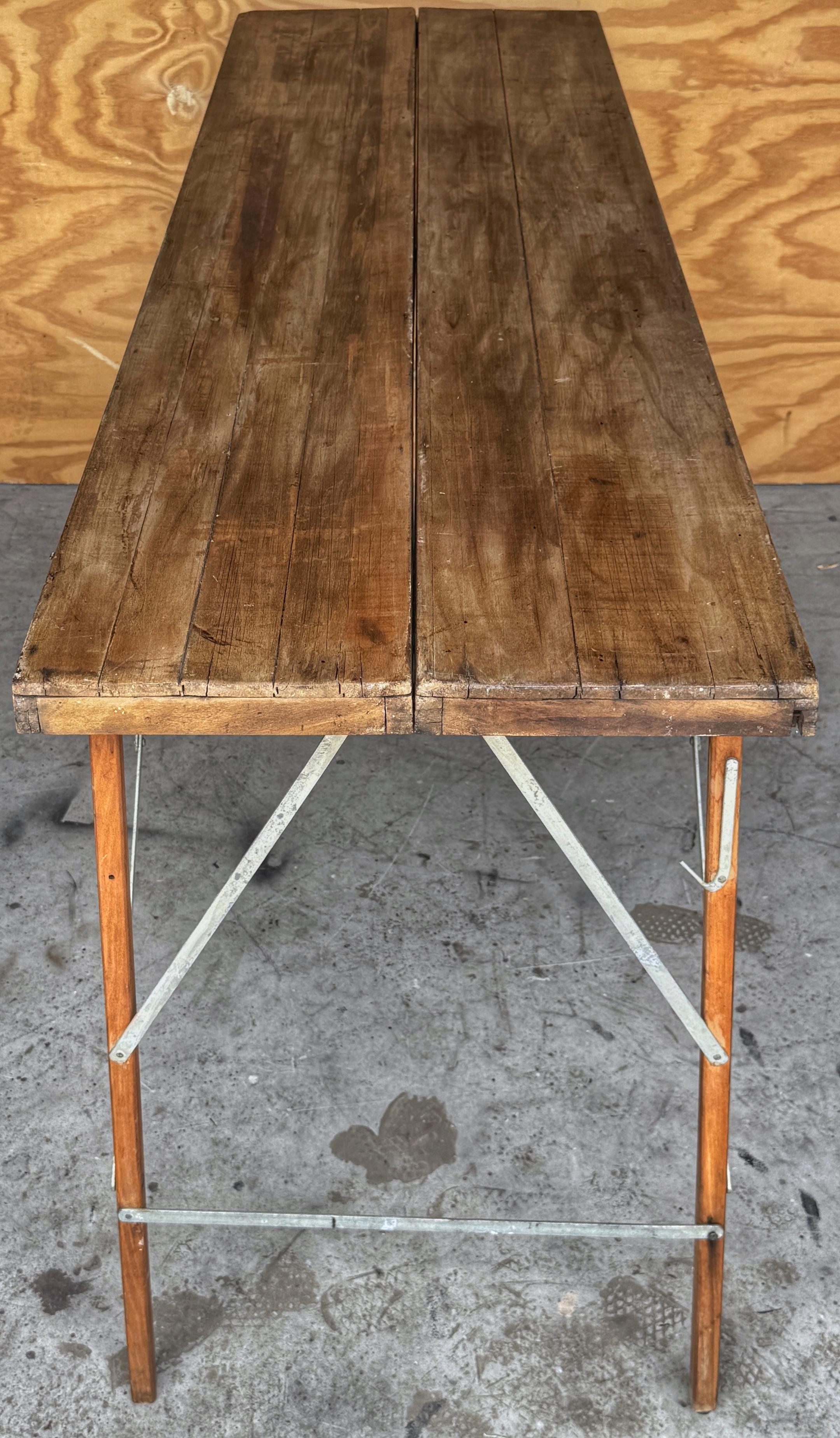 20ième siècle Table pliante industrielle de style Campaigner avec renforts en fer, France, vers 1900 en vente