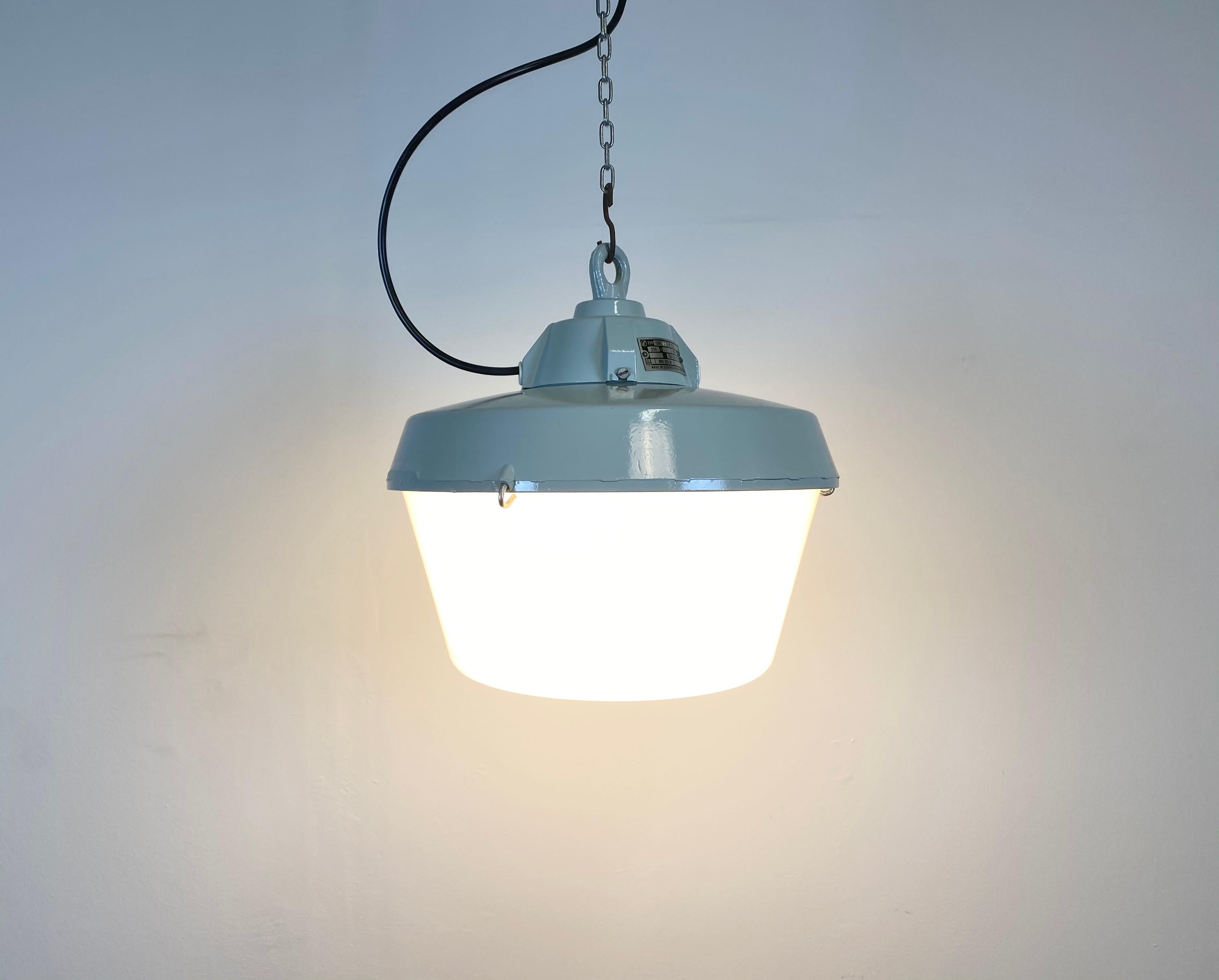 Plastique Lampe à suspension industrielle en fonte d'aluminium, 1970 en vente