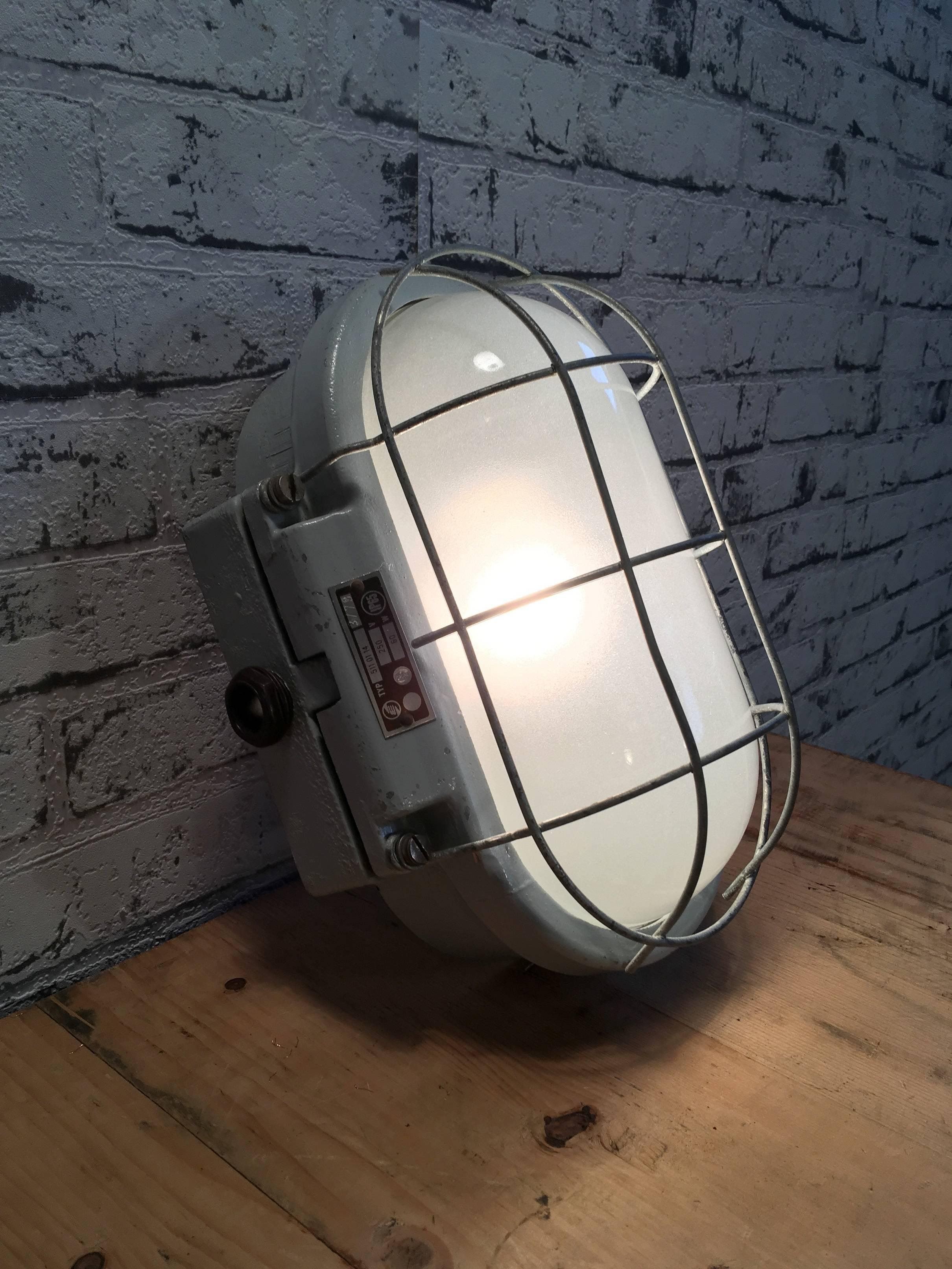 Industrial Cast Aluminium Wall Lamp, 1960s 4