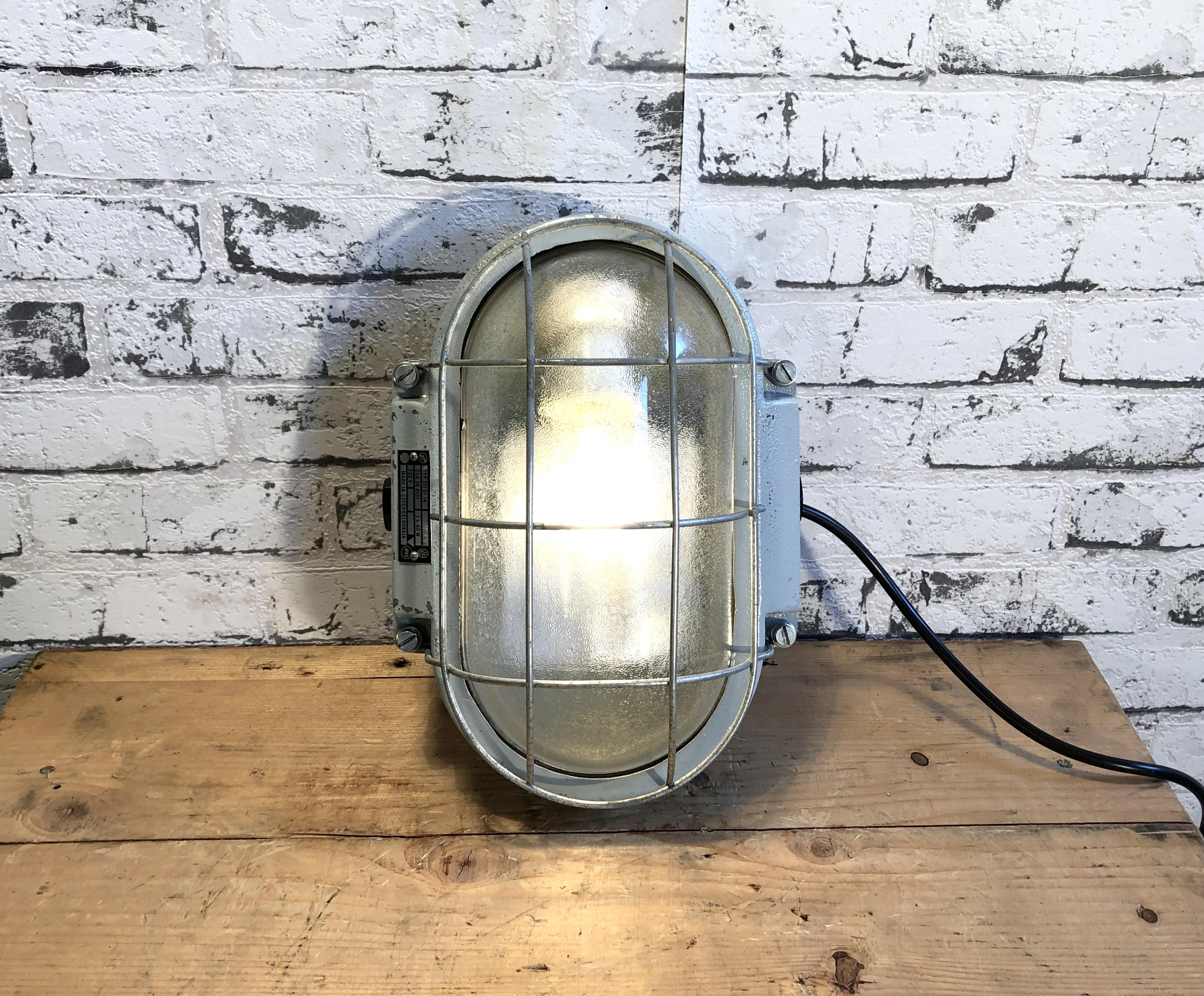 Industrial Cast Aluminum Wall Lamp From Elektrosvit, 1970s In Good Condition In Kojetice, CZ