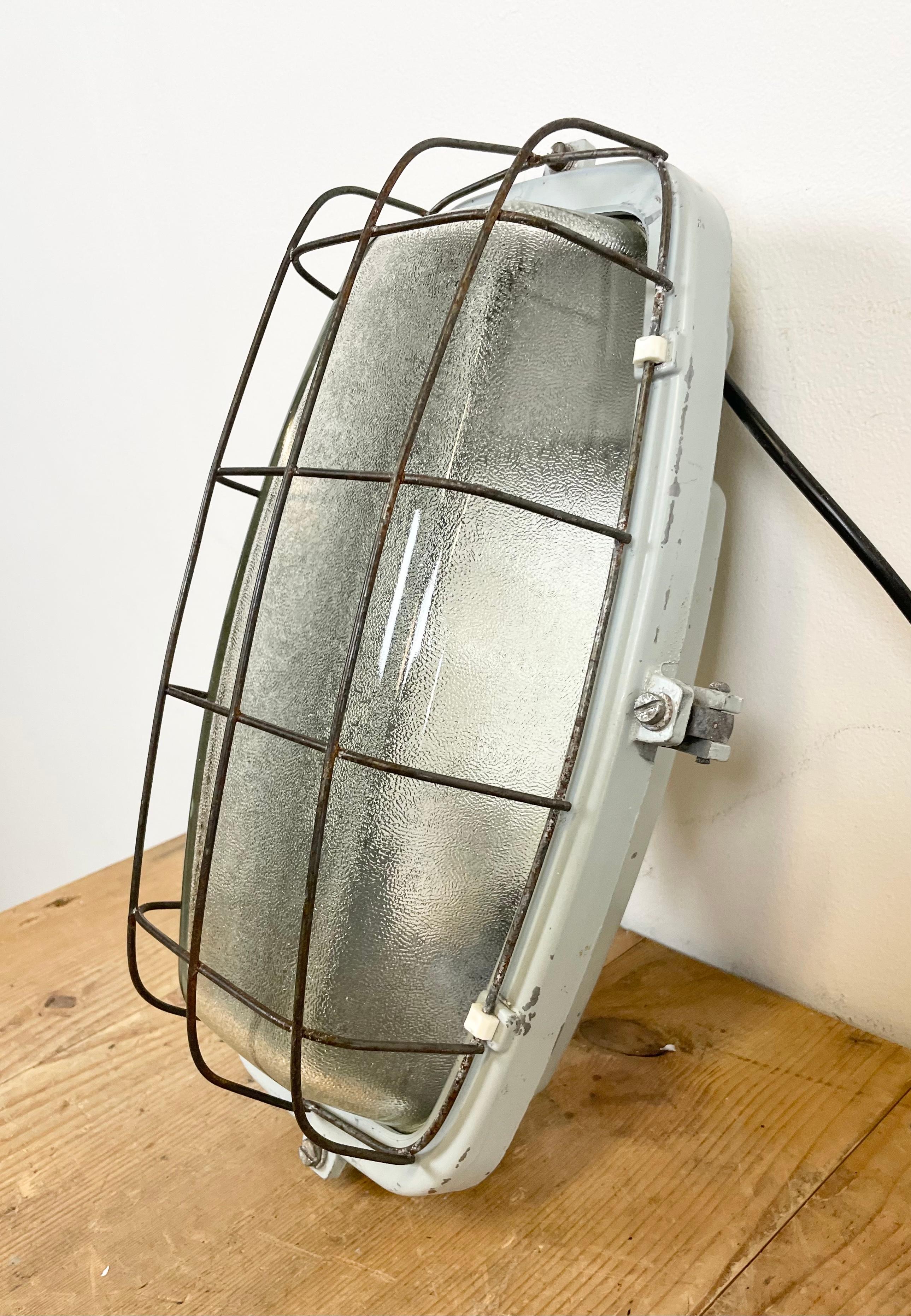 Industrial Cast Aluminium Wall Light from Elektrosvit, 1980s In Good Condition For Sale In Kojetice, CZ