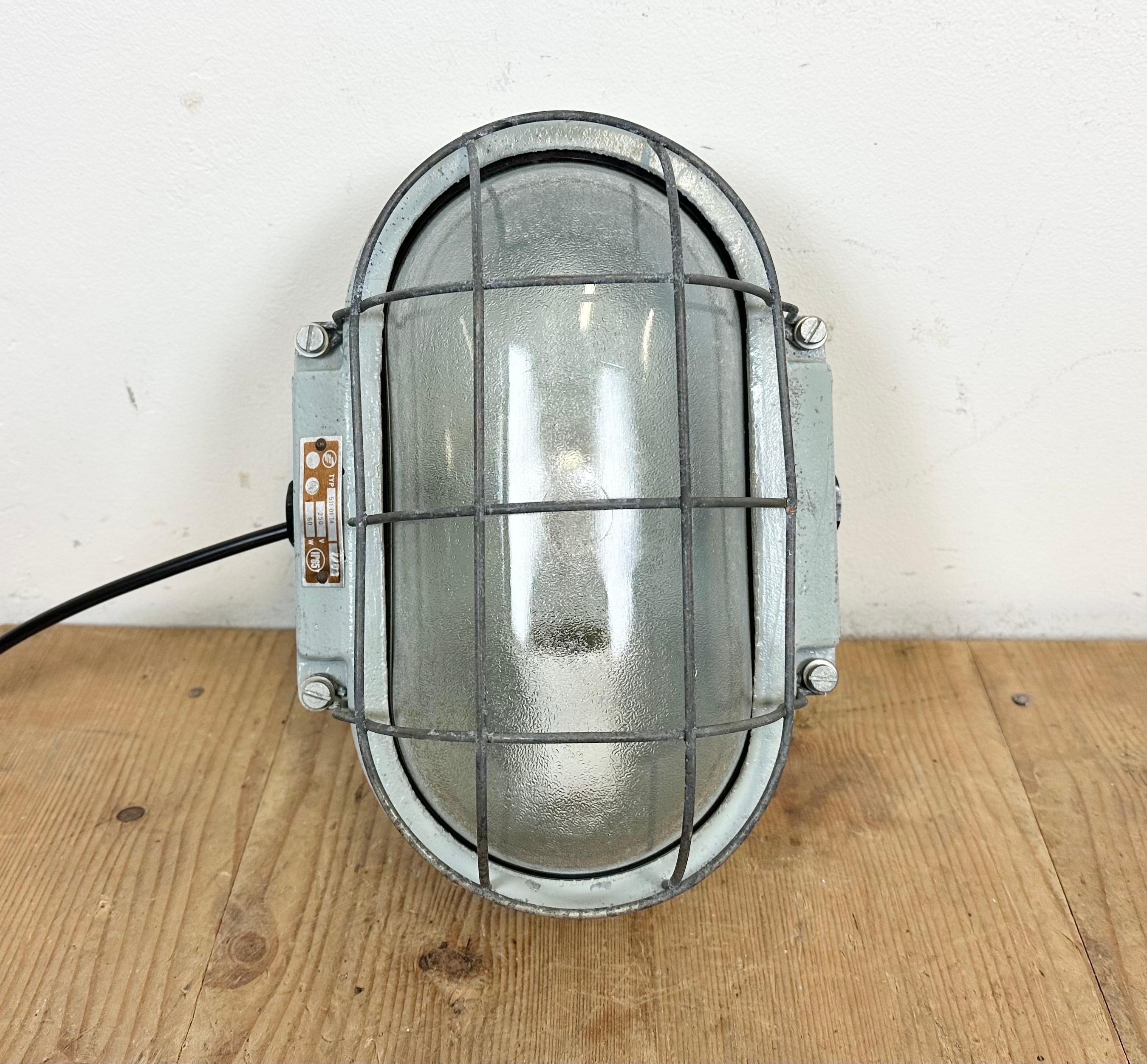 Industrial Cast Aluminium Wall Light with Frosted Glass from Elektrosvit, 1970s For Sale 4