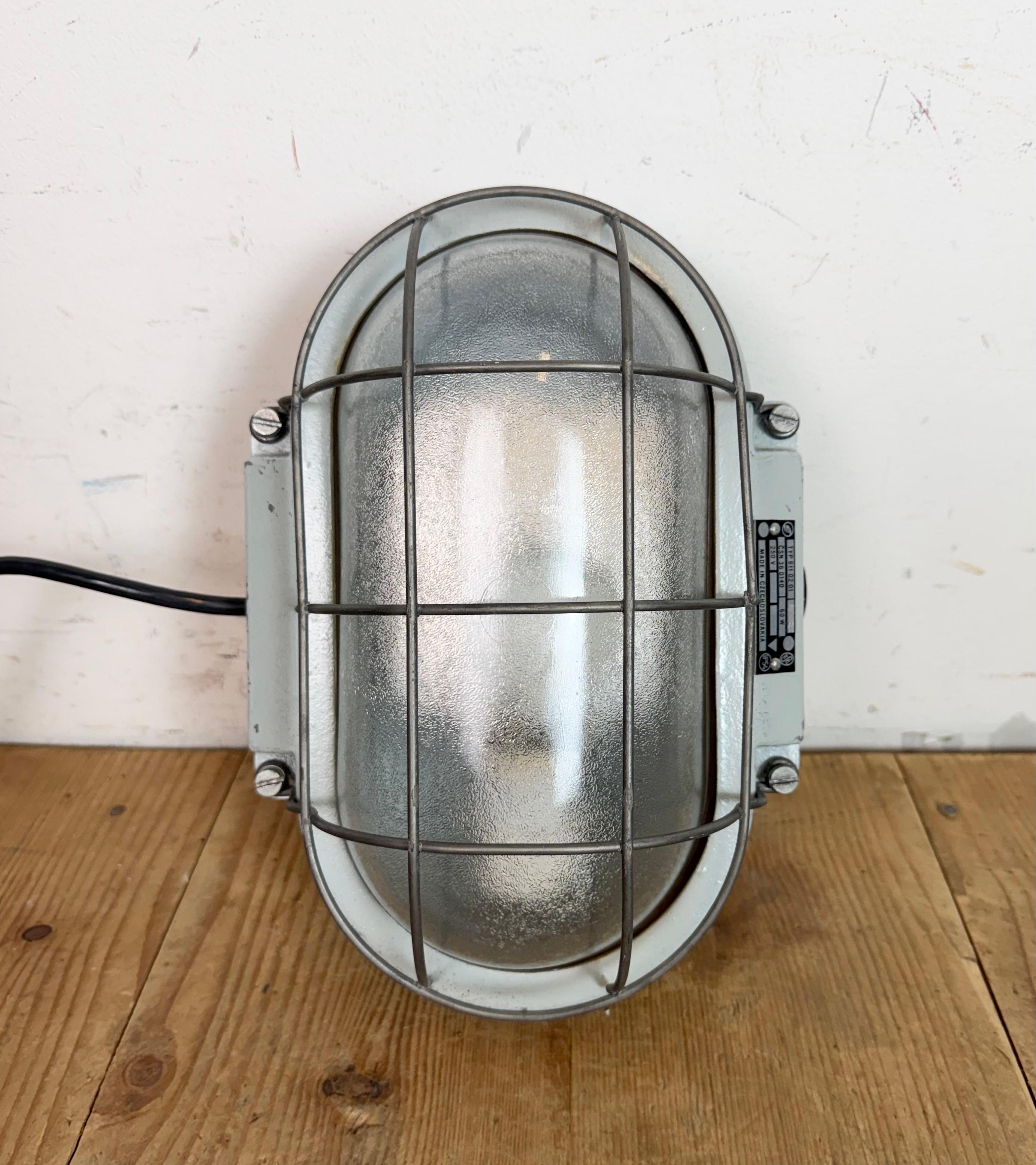 Applique industrielle en fonte d'aluminium avec verre dépoli d'Elektrosvit, années 1970 en vente 2