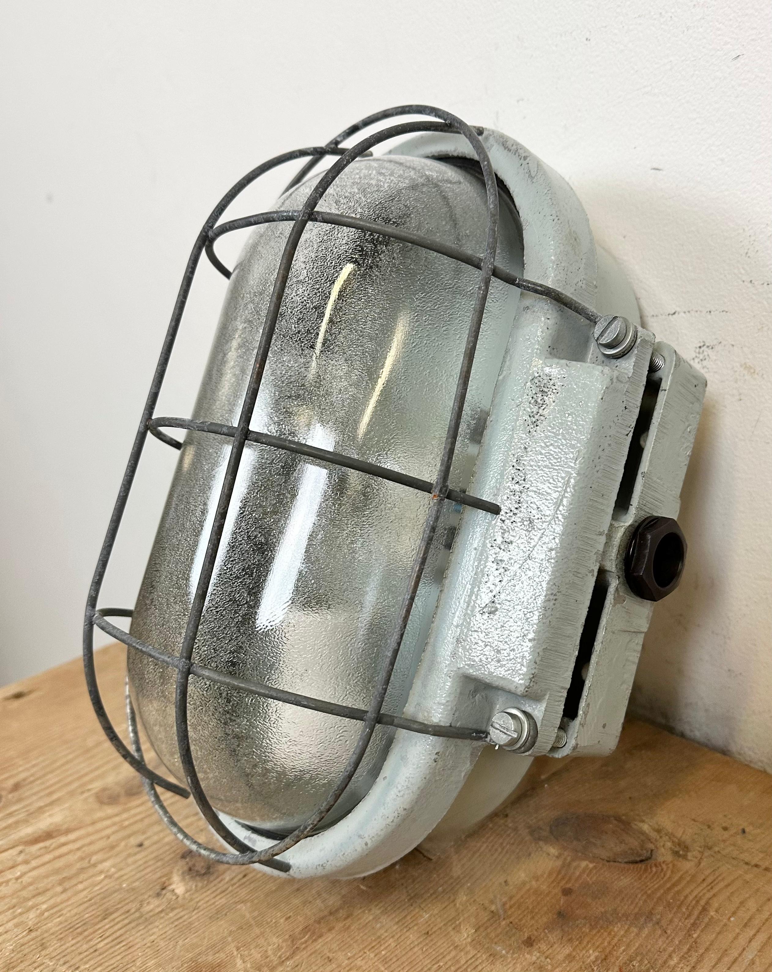 Industrial Cast Aluminium Wall Light with Frosted Glass from Elektrosvit, 1970s For Sale 5
