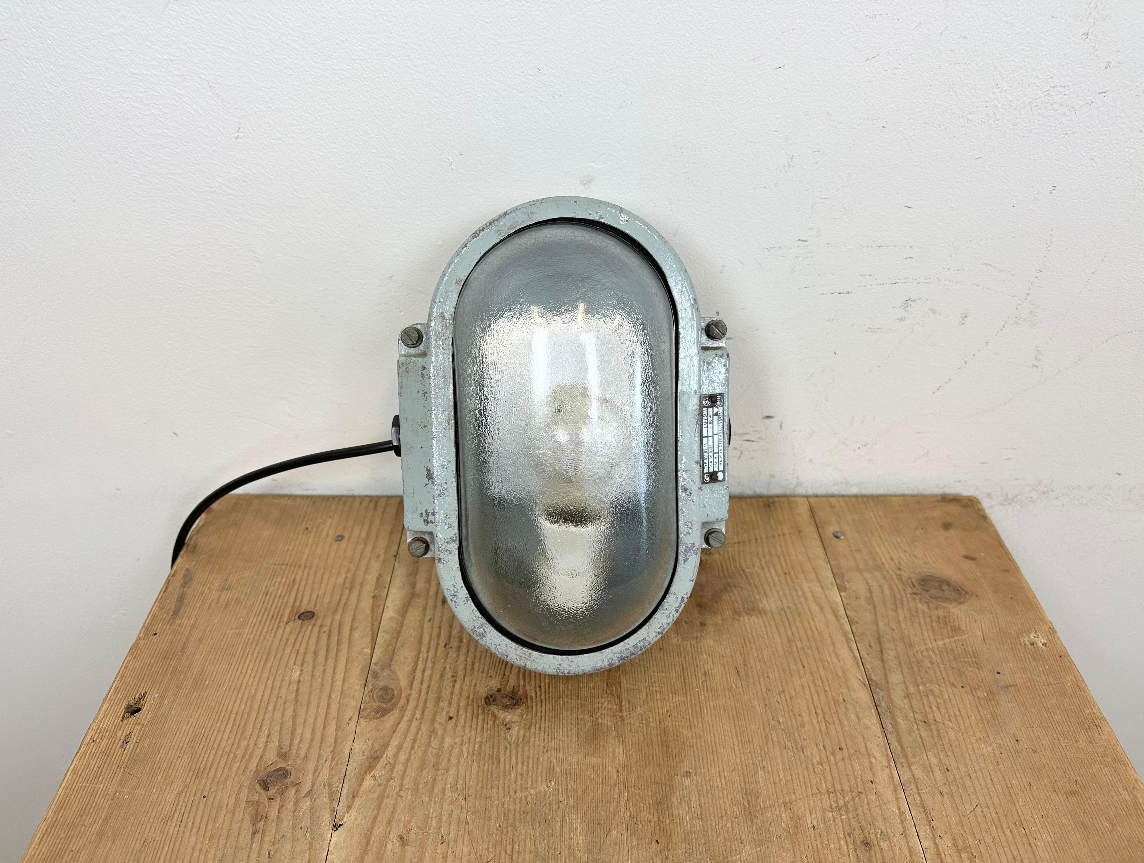 Aplique industrial de aluminio fundido con cristal esmerilado de Elektrosvit, años 70 en venta 3