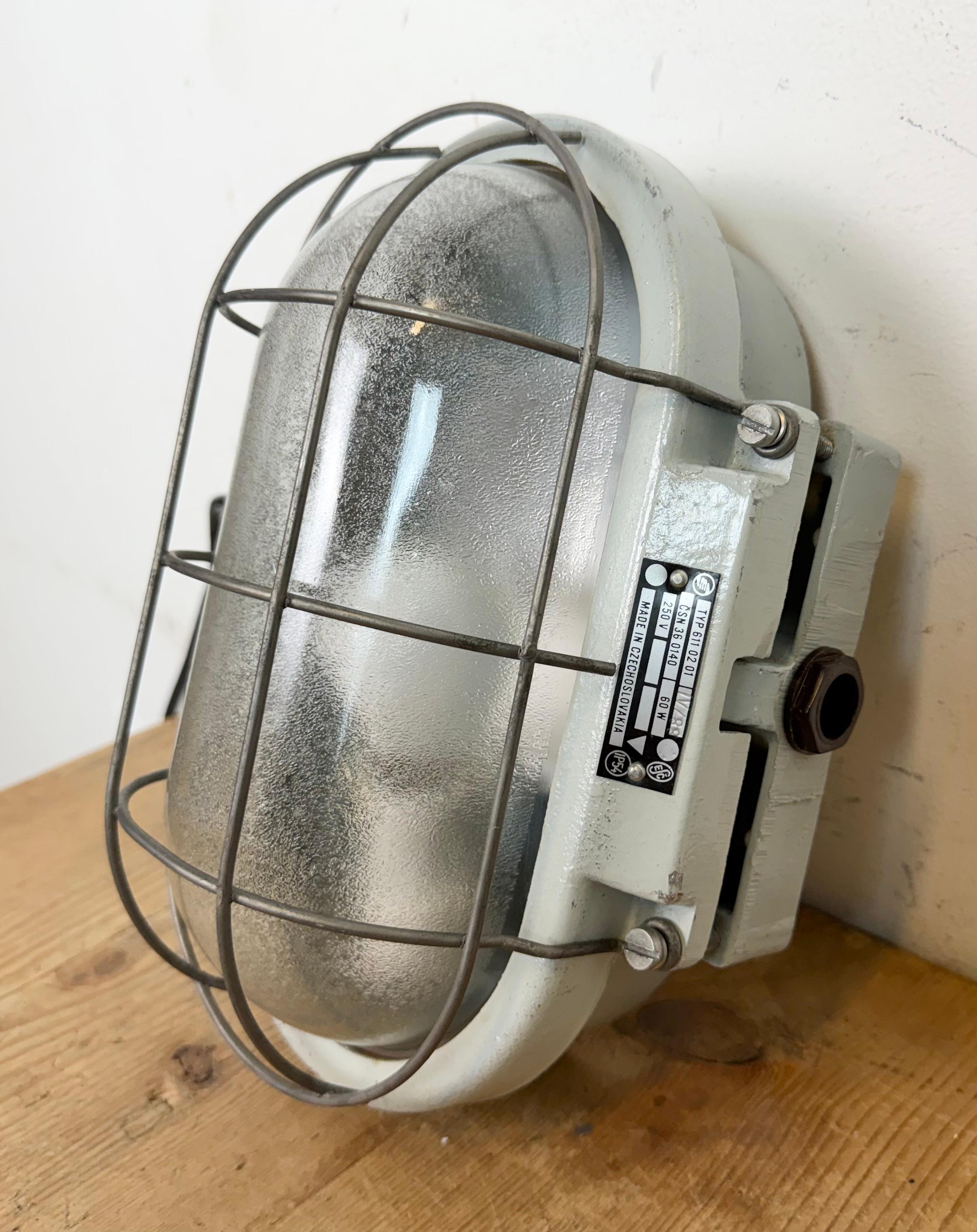 Applique industrielle en fonte d'aluminium avec verre dépoli d'Elektrosvit, années 1970 en vente 3