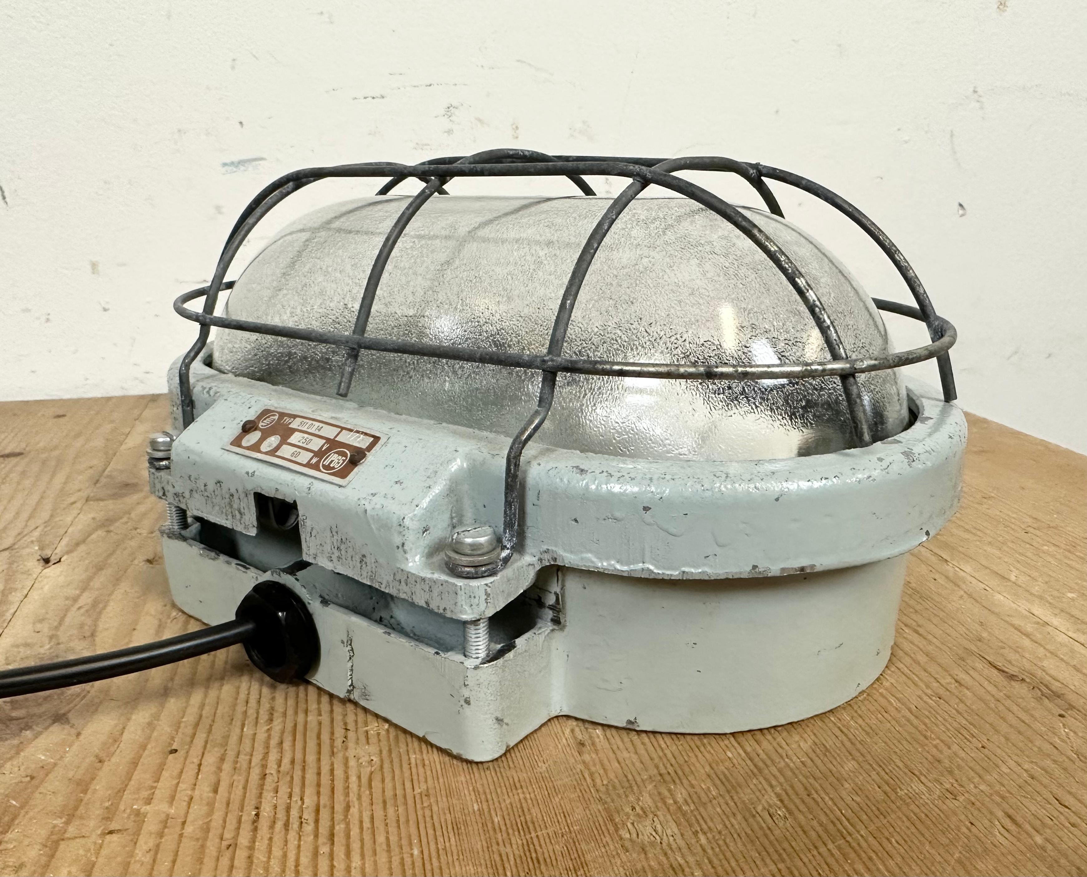 Industrial Cast Aluminium Wall Light with Frosted Glass from Elektrosvit, 1970s For Sale 6