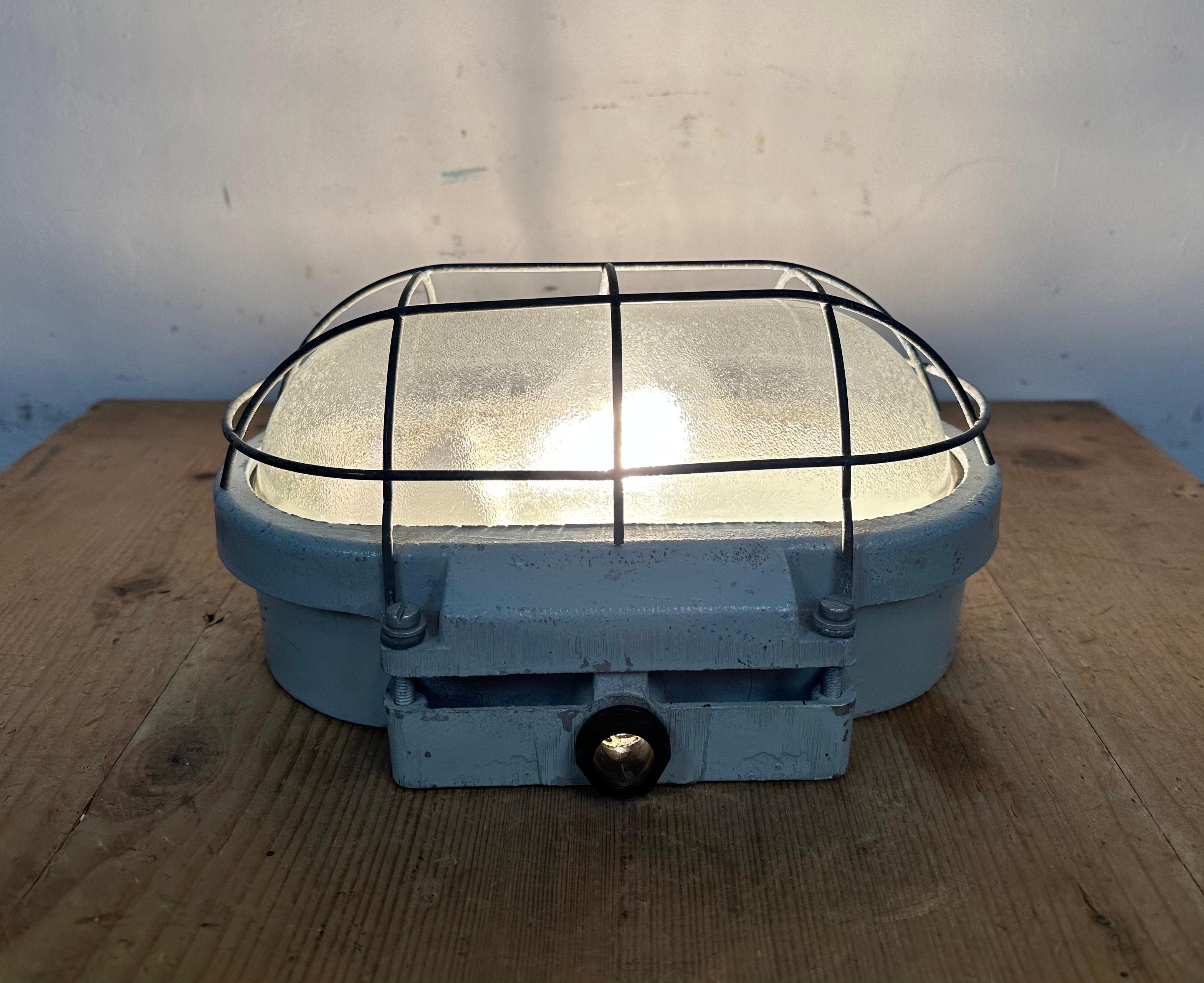 Industrial Cast Aluminium Wall Light with Frosted Glass from Elektrosvit, 1970s For Sale 7