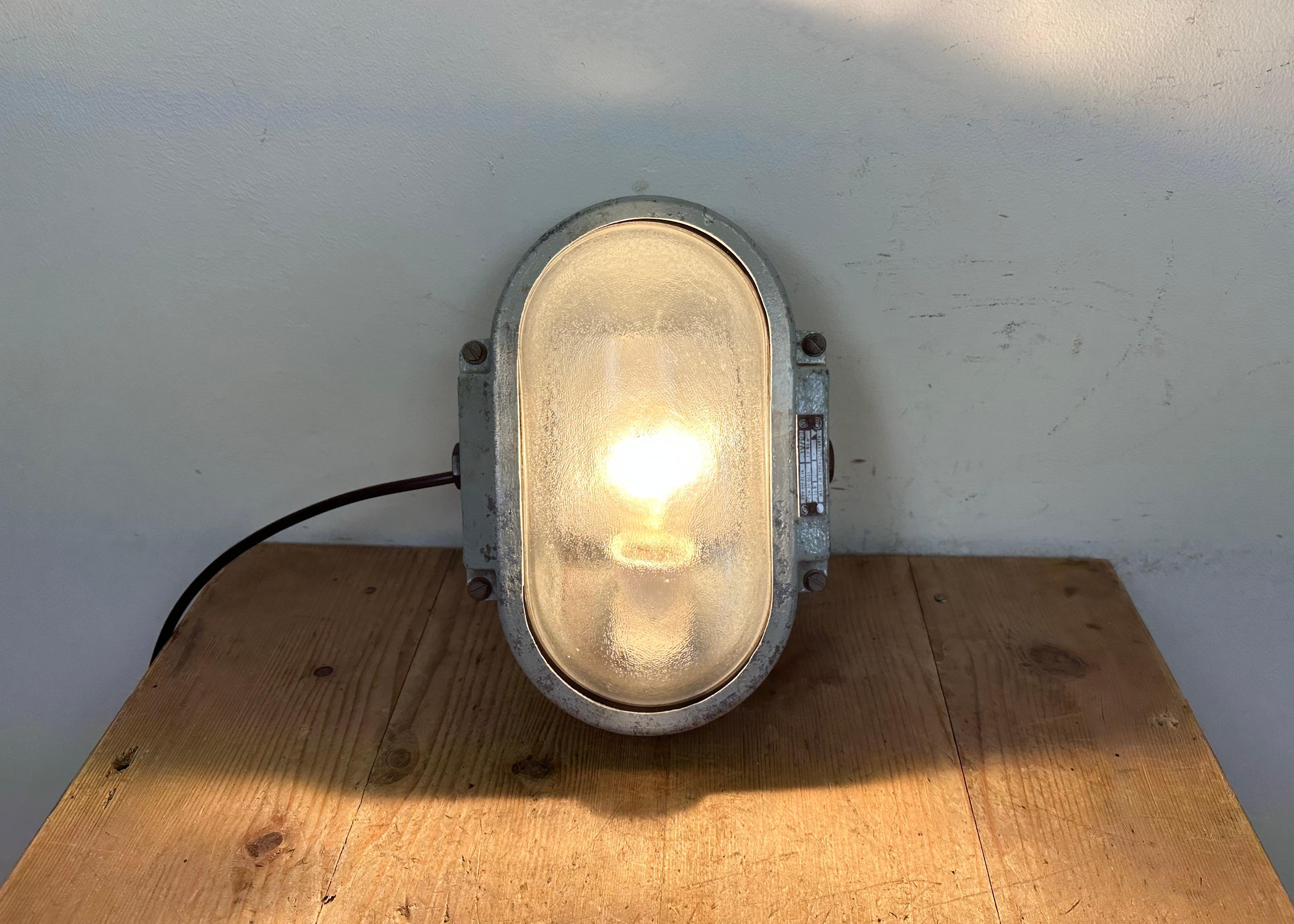 Aplique industrial de aluminio fundido con cristal esmerilado de Elektrosvit, años 70 en venta 5