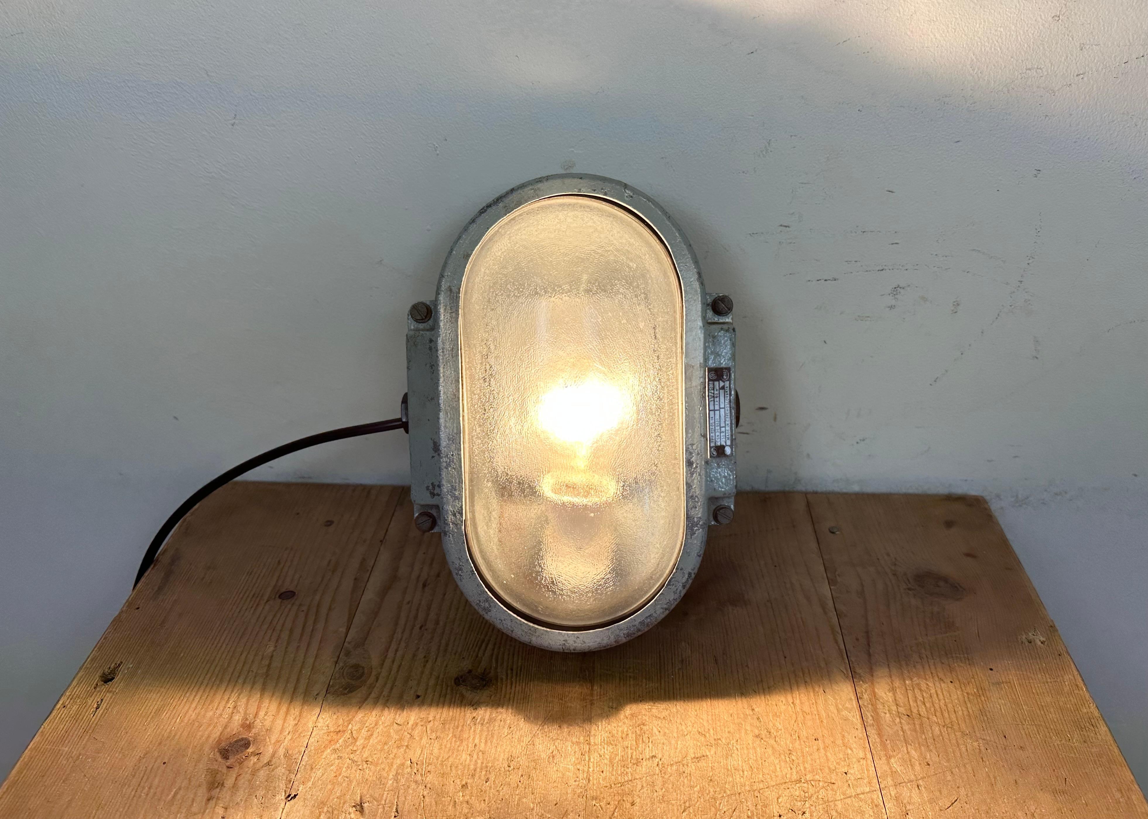 Industrial Cast Aluminium Wall Light with Frosted Glass from Elektrosvit, 1970s For Sale 7